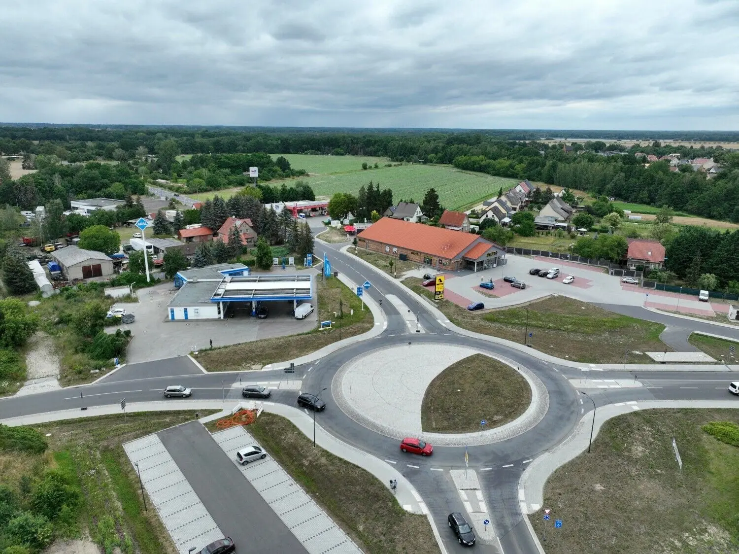 Luftaufnahme vom Sommer des vergangenen Jahres vom Kreisverkehr der Stadt Vetschau nahe der Auf- und Abfahrt der A15. Es handelt sich um die Calauer Kreuzung an der L49 / L54.