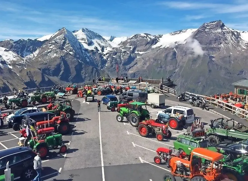 Am Großglockner nahmen die Oldtimer-Traktoren Aufstellung.