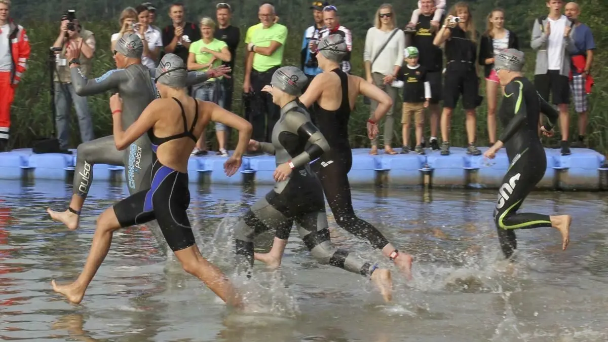 Mit dem Sprint in die Fluten des Dreiweiberner Sees startet der Knappenman für die Triathleten. Die Massenstarts haben am Seeufer auch immer viele Zuschauer. Hier ein Archivbild von 2017.
Mit dem Sprint in die Fluten des Dreiweiberner Sees startet der Knappenman für die Triathleten. Die Massenstarts haben am Seeufer auch immer viele Zuschauer. Hier ein Archivbild von 2017.