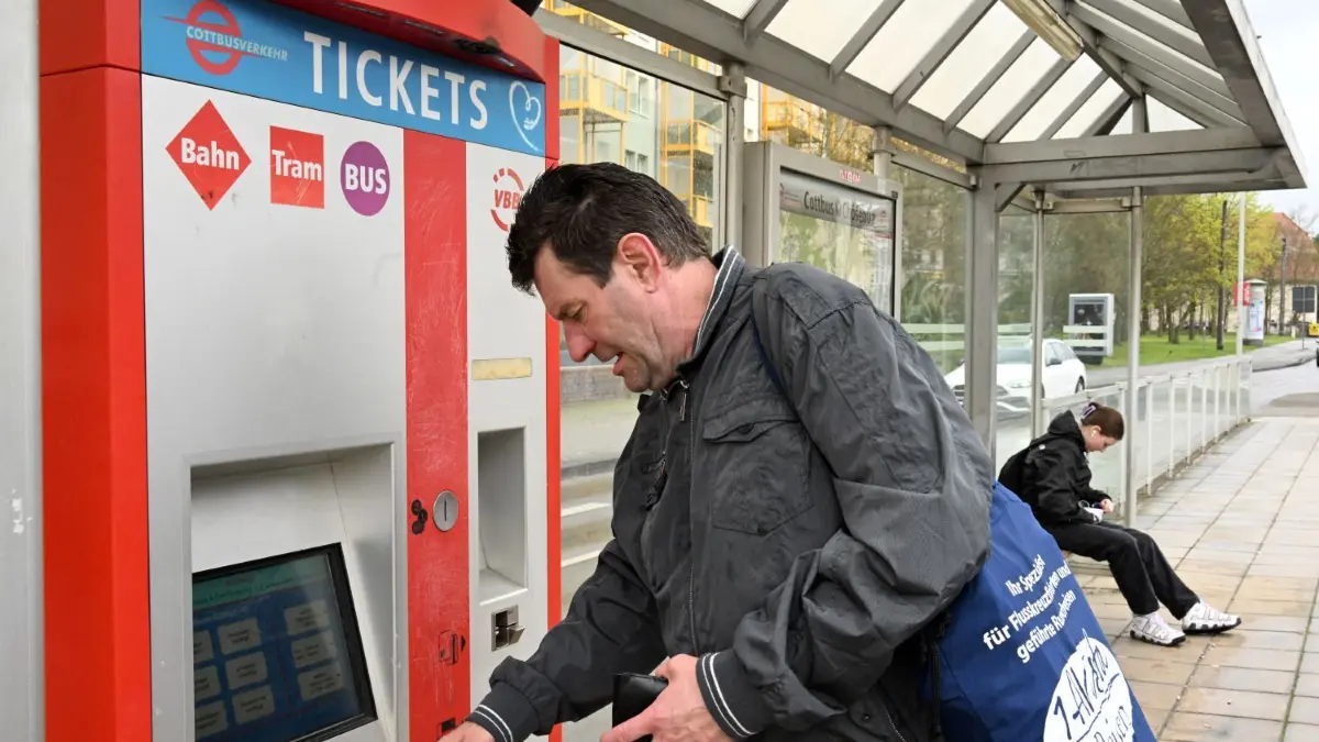 Der Fahrscheinautomat von Cottbusverkehr an der Haltestelle Thiemstraße ist funktionstüchtig. In Schmellwitz ist ein Gerät gesprengt worden - mit unangenehmen Folgen für Fahrgäste.
Ein Fahrscheinautomat von Cottbusverkehr an der Haltestelle Thiemstrasse.