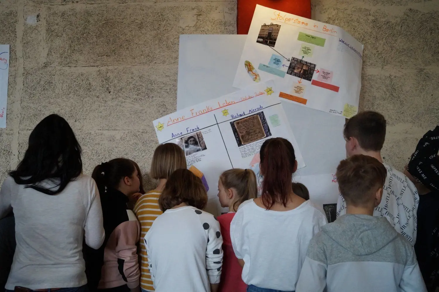 In einer Ausstellung haben Schüler, Eltern, Lehrer und Politiker erfahren, welche Informationen die Fünftklässler im Rahmen des Projektes zusammengetragen haben