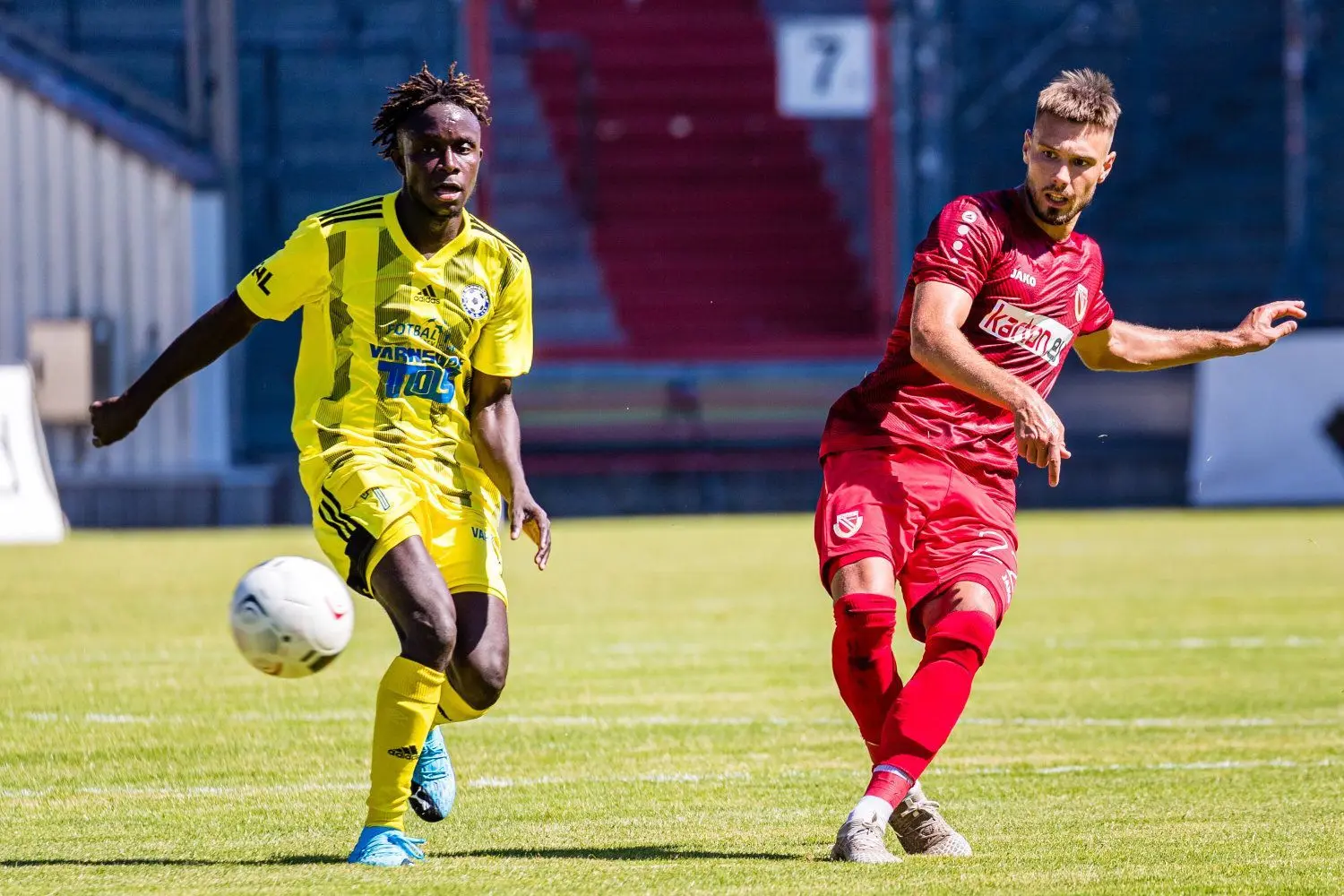 Niclas Erlbeck (r.) und Energie Cottbus erlebten keine glückliche Rückkehr ins Stadion der Freundschaft. Gegen den FK Varnsdorf lief noch nicht so viel nach Plan.
