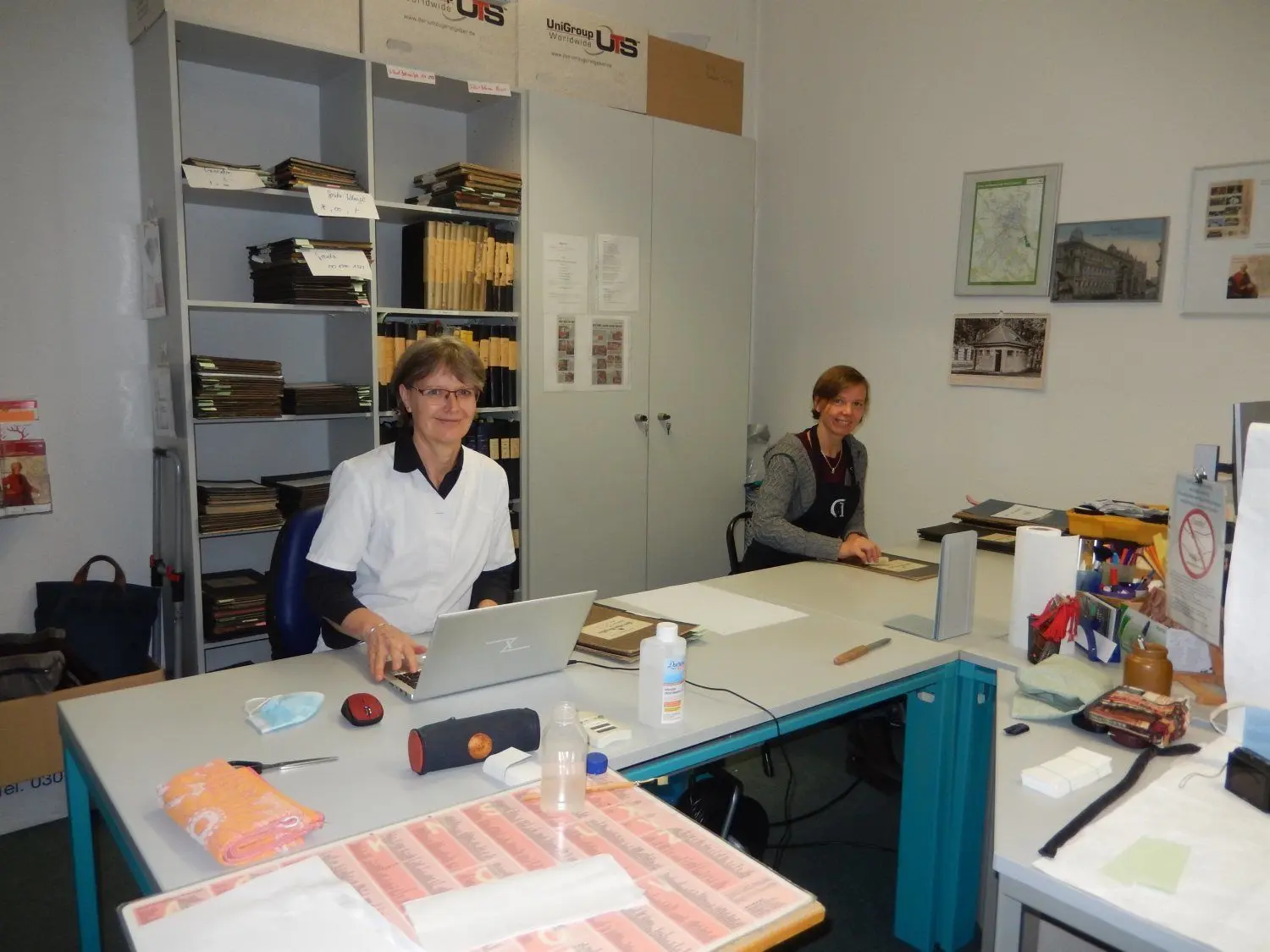 Die Diplom-Restauratorinnen Cornelia Hanke (l.) und Katharina Lußky (r.) bei der Schadenserfassung an den Bänden des Forster Personenstandsregisters im Stadtarchiv.