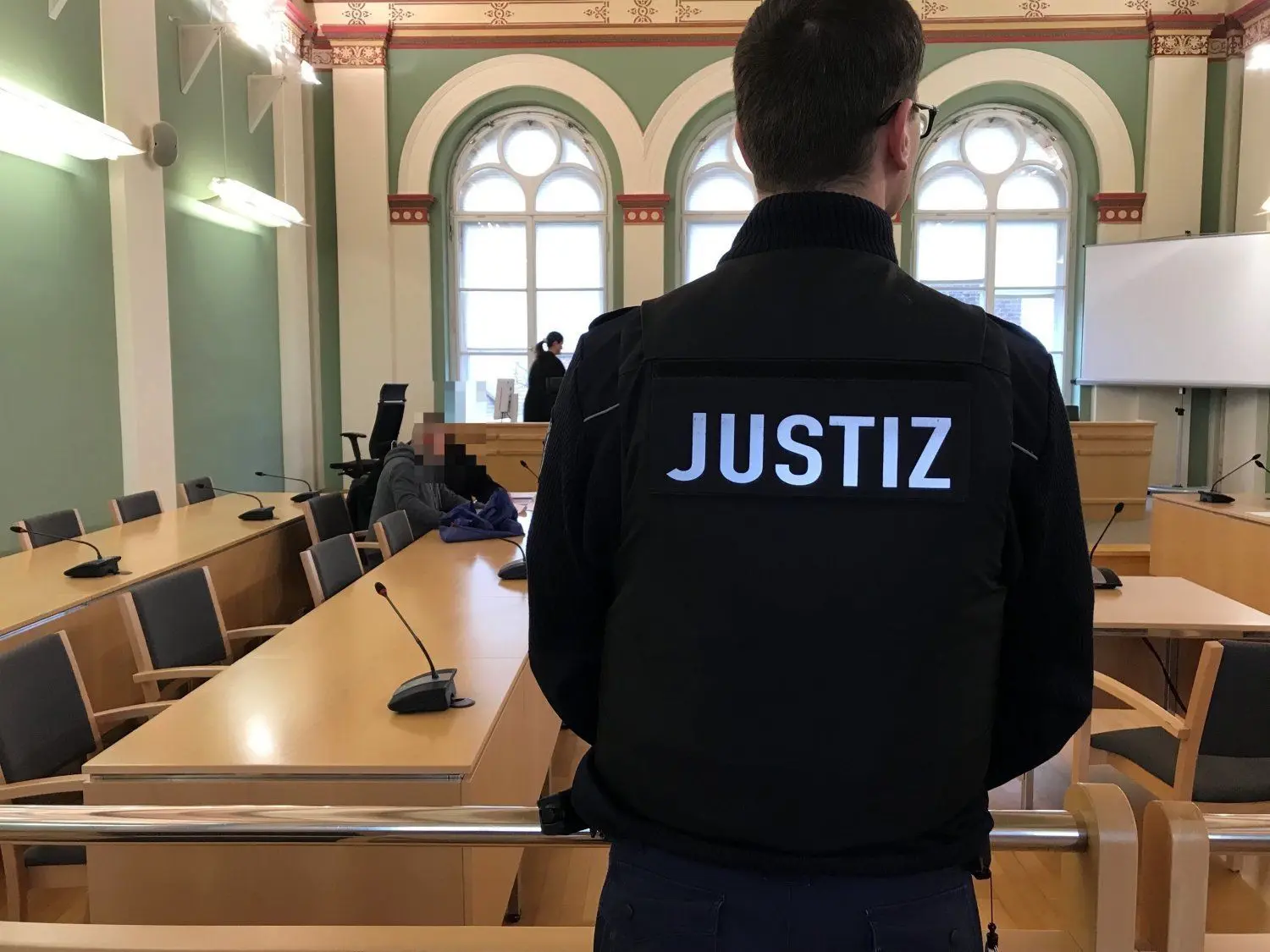 Am zweiten Verhandlungstag hat im Prozess wegen versuchten Mordes und schwerer Körperverletzung gegen den Messerstecher im Jobcenter Cottbus das Opfer ausgesagt.