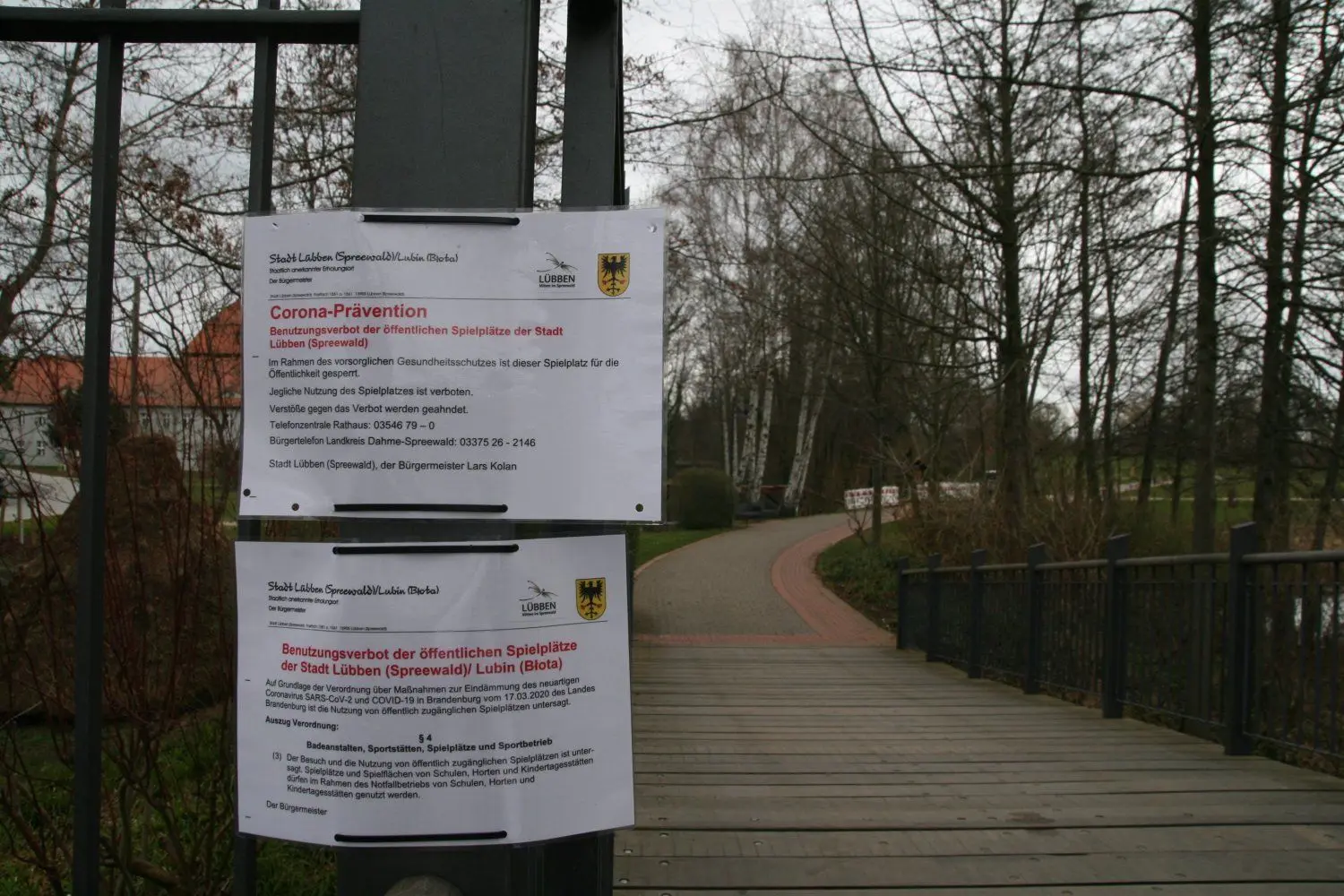 Die Stadt Lübben hat mit Aushängen auf die Schließung der Spielplätze hingewiesen. Nun wird auch die Schlossinsel dicht gemacht, um die verordnete Kontakteinschränkung zu unterstützen. Ziel ist es, die Verbreitung des Coronavirus einzudämmen.