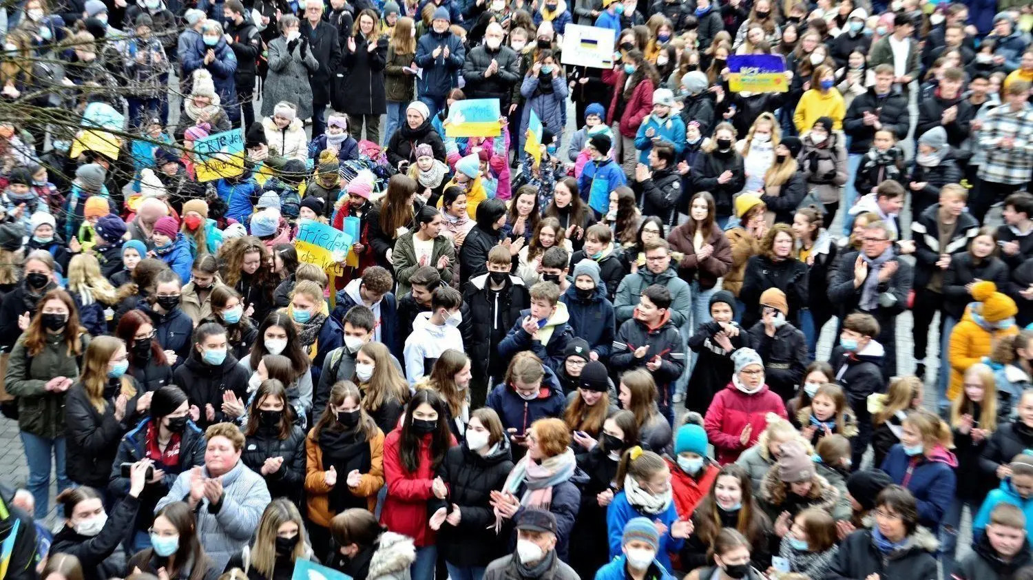 Beeindruckendes Statement für Frieden: Finsterwalder Schüler demonstrieren auf dem Markt für Frieden in der Ukraine.