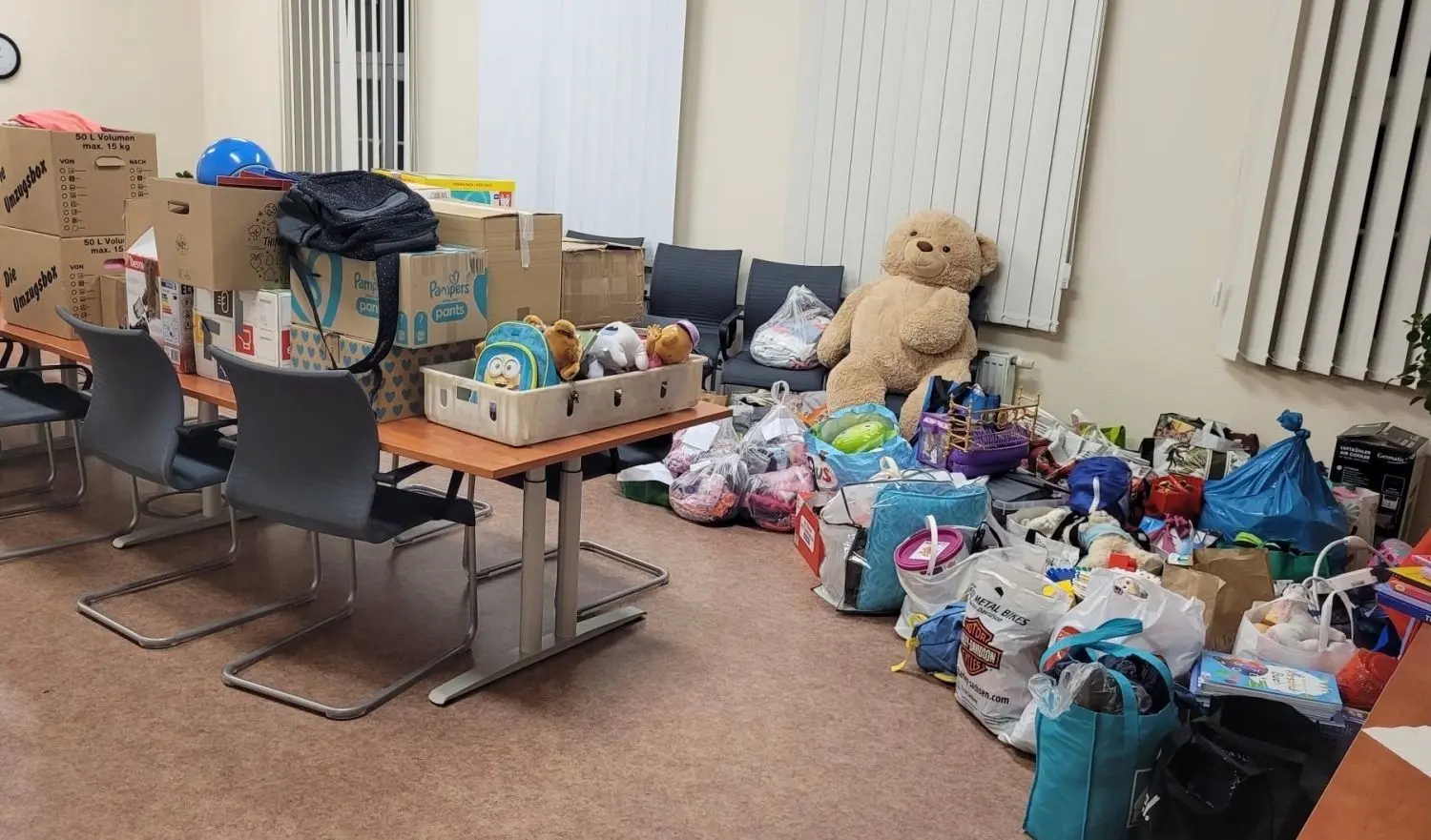 Blick in das Sitzungszimmer der Gemeindeverwaltung Trebendorf. Dort sind die Sachspenden für die betroffene Familie abgestellt worden.