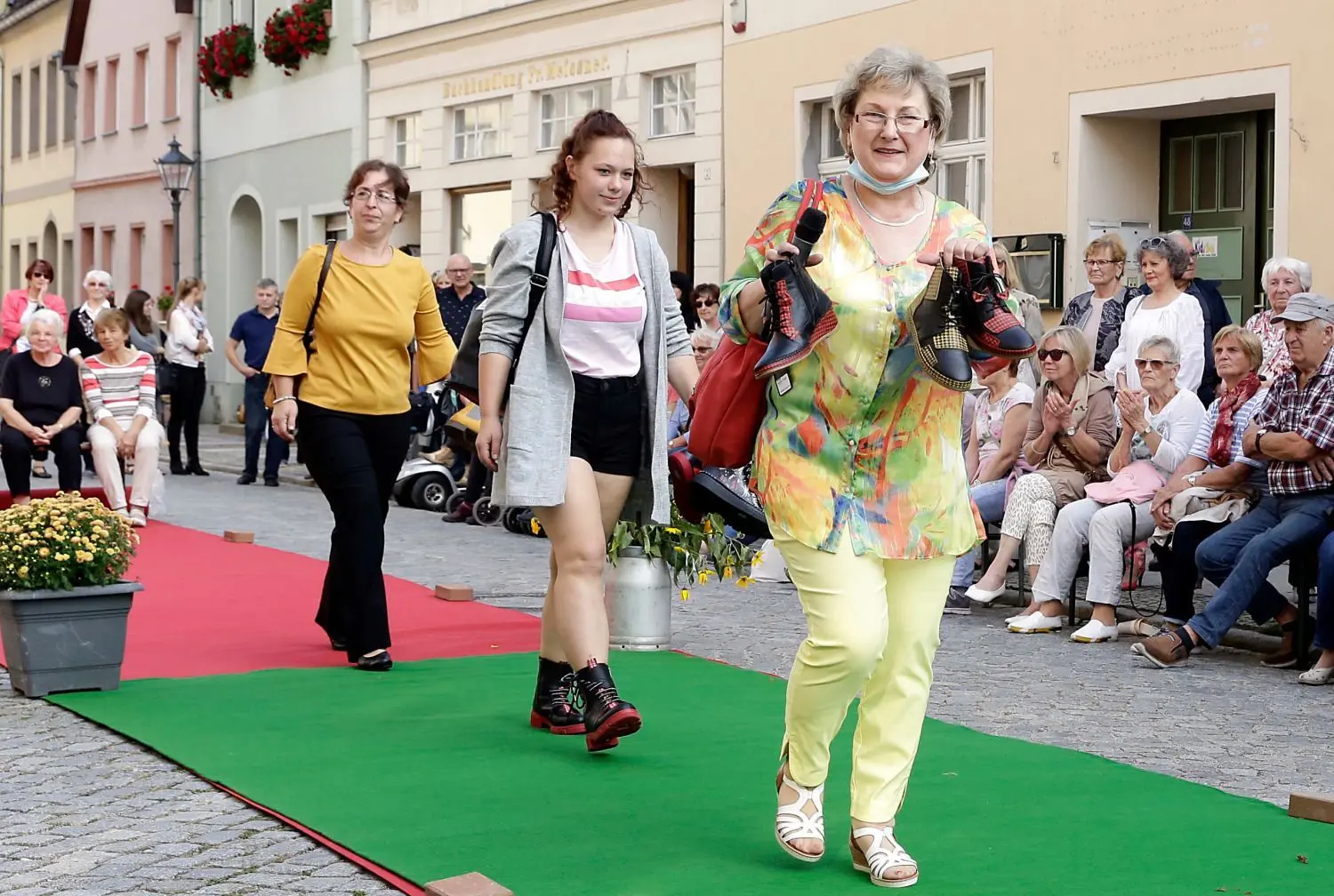 Die Modenschau präsentierte nicht nur Herbst- und Winterkleidung für Klein und Groß. Auch die passenden Schuhe und Taschen konnten in Augenschein genommen werden.