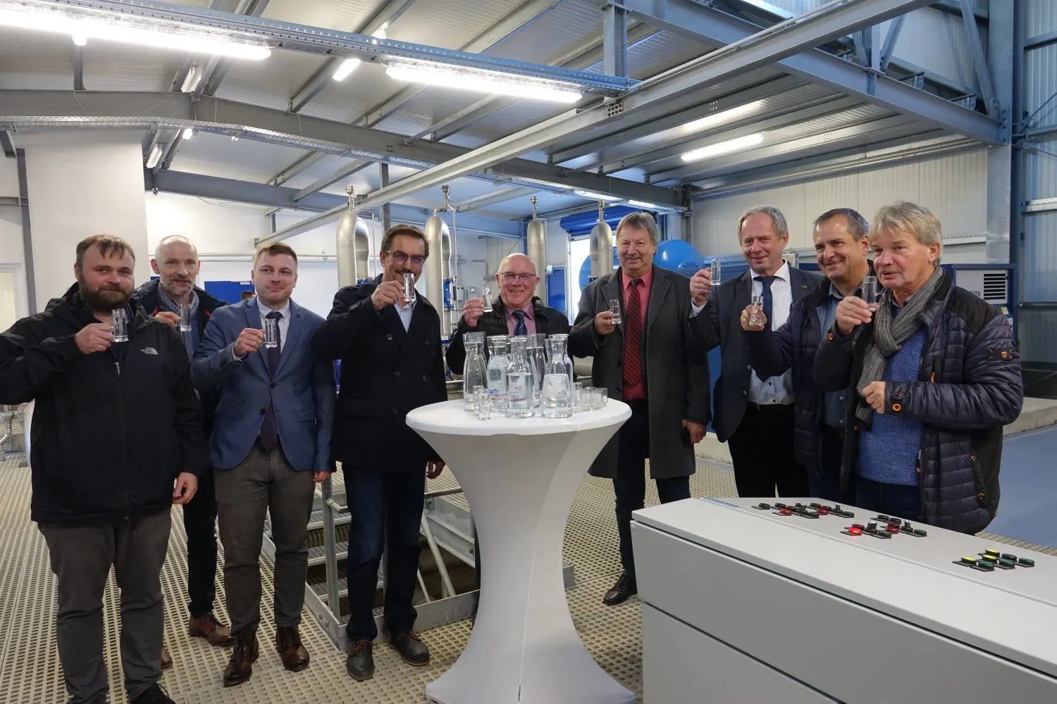 Das Boxberger Wasser schmeckt – das können diese Herren, darunter die Bürgermeister von Krauschwitz, Weißkeißel, Boxberg, Gablenz und Schleife – bestätigen.