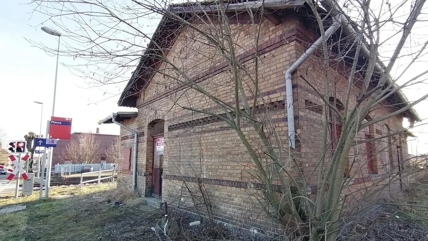 Die Altvorderen haben solide Gebäude in die Landschaft gestellt. Das Bahnhofsgebäude Plessa scheint - vom Dach abgesehen - baulich halbwegs in Ordnung zu sein.