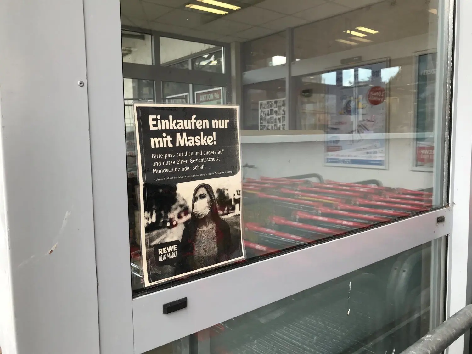Dieses Schild weist im Rewe-Supermarkt Ströbitz an mehreren Stellen des Eingangs auf die Maskenpflicht hin.