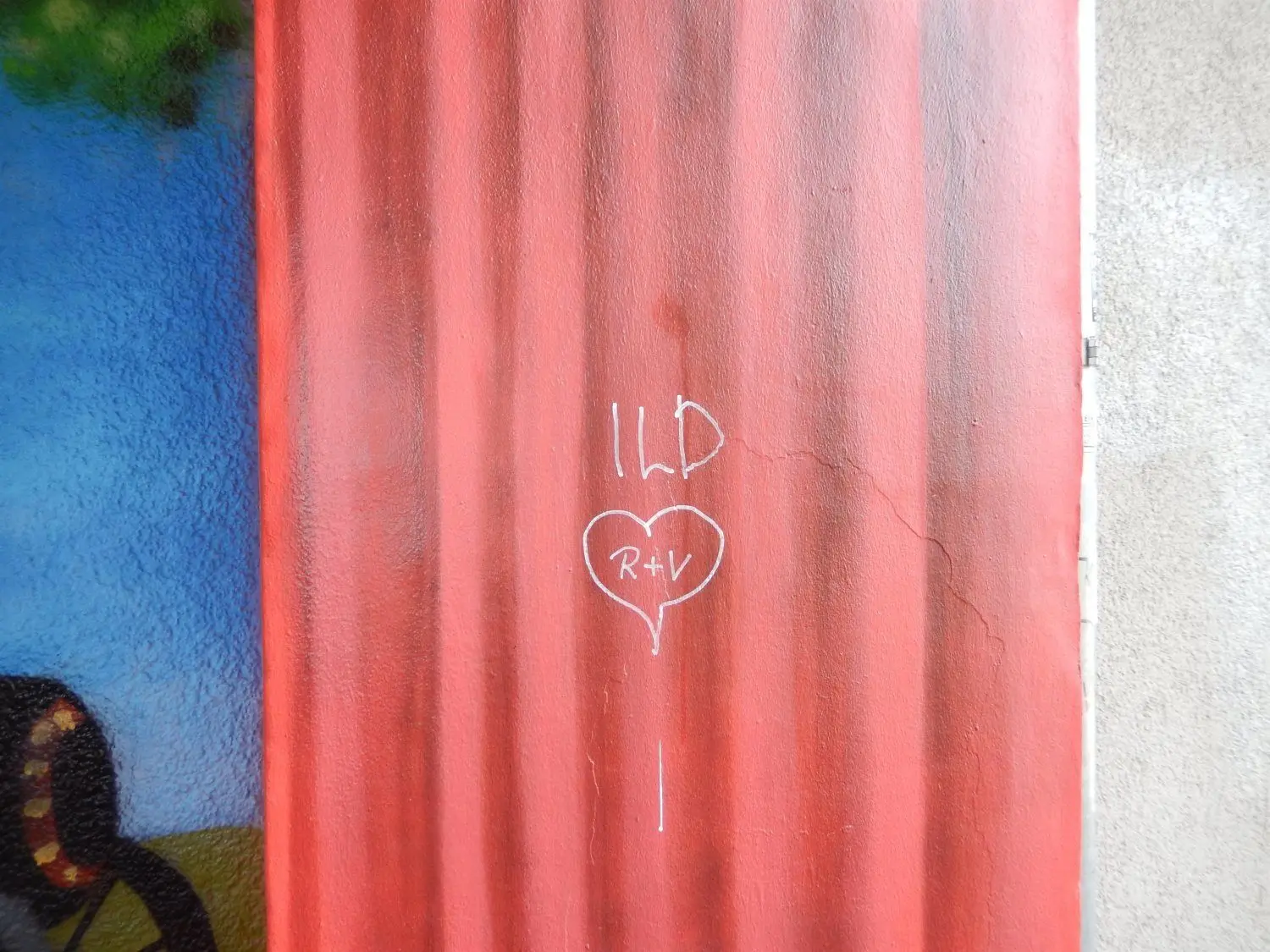 Krizelei an den Wandmalereien in der Berliner Straße.