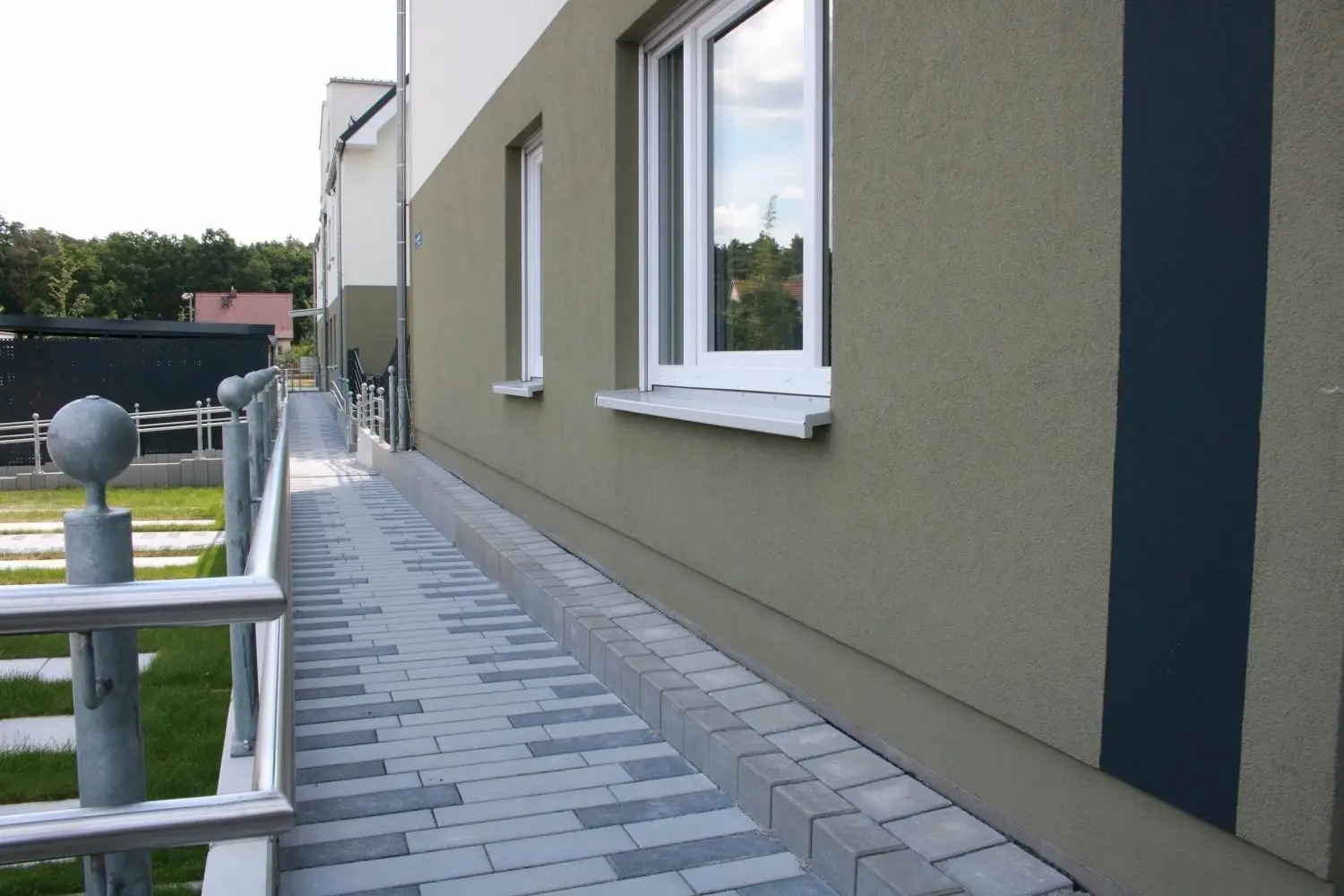Barrierefrei sind die Wohnungen im Erdgeschoss über diese Rampe zu erreichen.