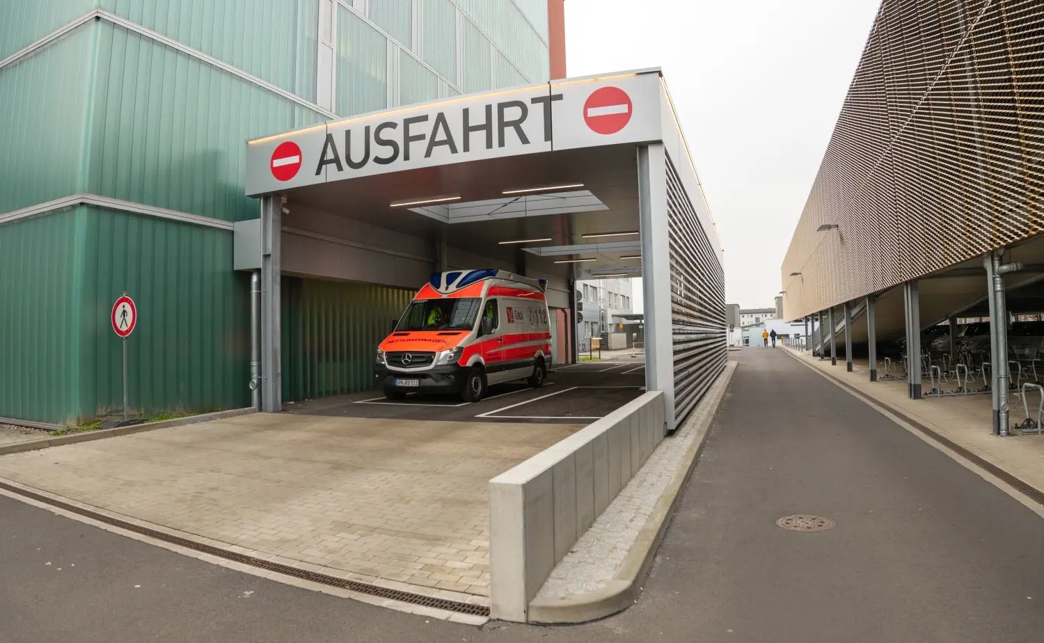 Die neue Notarzt-Rettungsstelle befindet sich unmittelbar neben dem neuen Parkhaus des CTK.