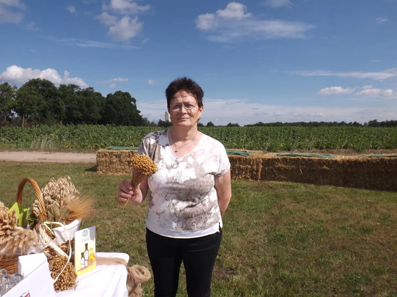 Dagmar Schenke zeigt, wie der erntefähige Öllein aussieht.