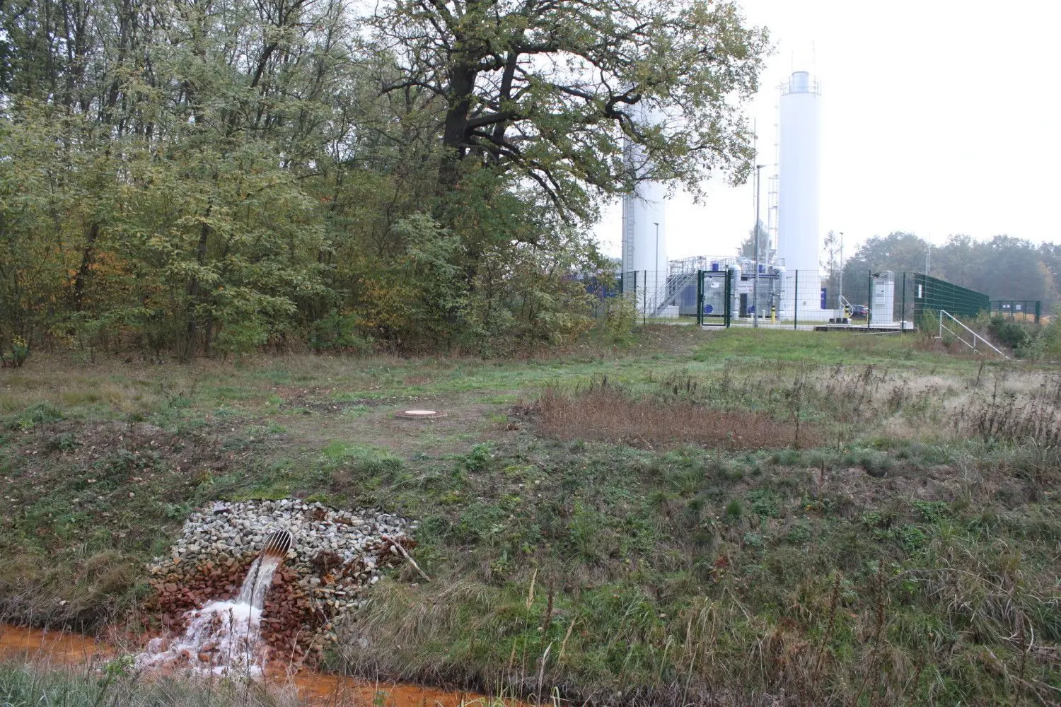 Die Wasserbehandlungsanlage in Neustadt/Spree läuft laut Projektleiter Sven Radigk großartig. Während im Zulauf noch 300 Milligramm Eisen pro Liter vorherrschen, konnte man die Eisenkonzentration zurzeit am  Ablauf der Anlage (im Bild) auf circa einen Milligramm pro Liter reduzieren.