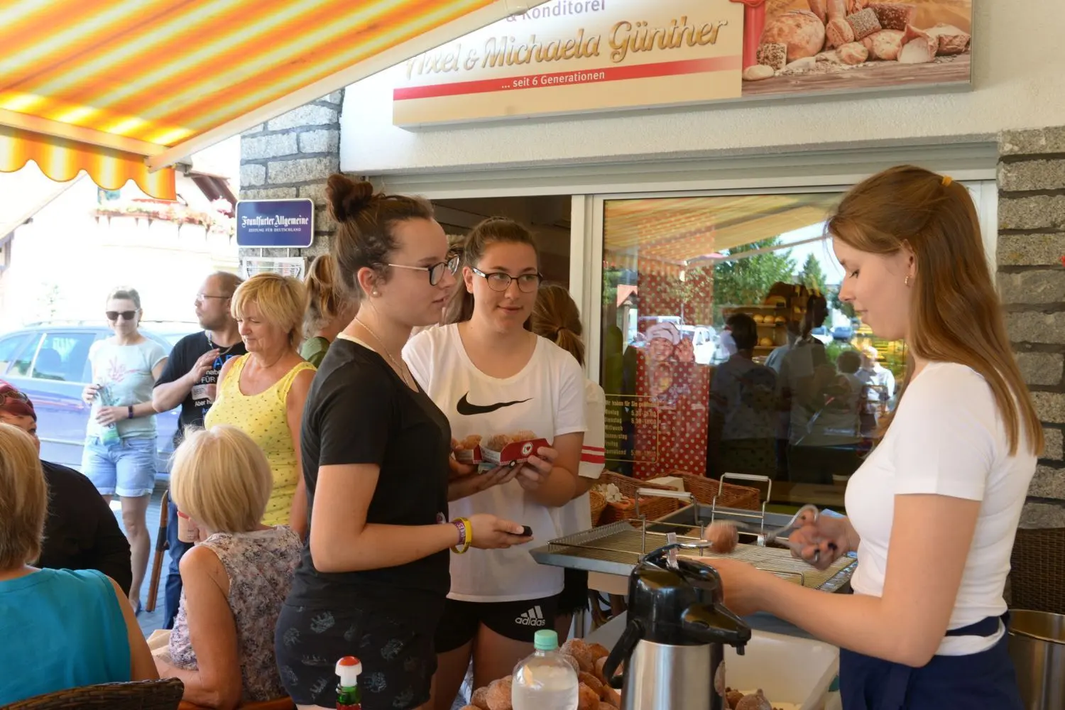 Die Bäckersfamilie, hier Tochter Marie (16, r.) sagt Danke mit Quarkbällchen, Sekt und mit  Willkommens-Brötchen, die mit einem Herz verziert sind. ⇥