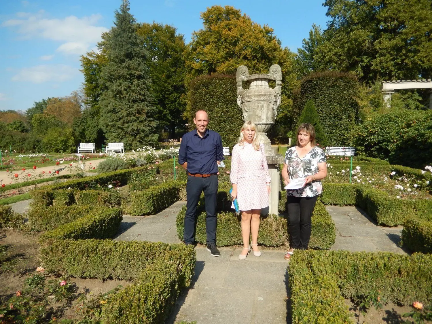 Parkmanager Stefan Palm, Verwaltungsvorstand Bauen Heike Korritke und Carola Krahl, Sachbearbeiterin zentrales Gebäudemanagement, beim Rundgang im Rosengarten (v.l.n.r.).
