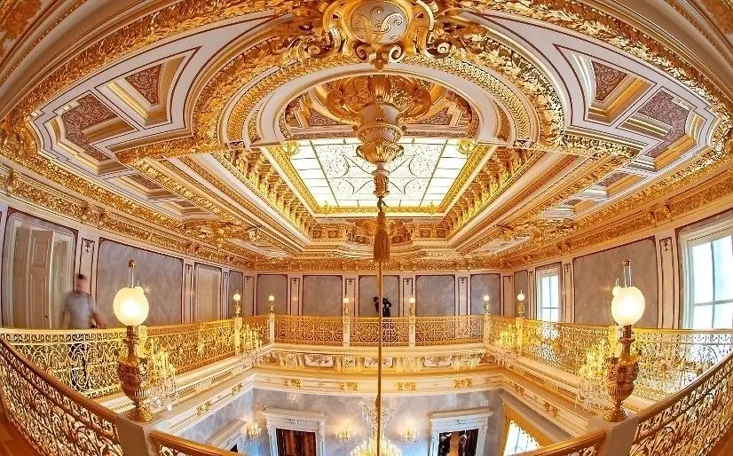 Der kleine Ballsaal im Dresdner Residenzschloss: Auch die großen Quasten an den Stangen der Leuchter stammen aus der Forster Manufaktur.⇥