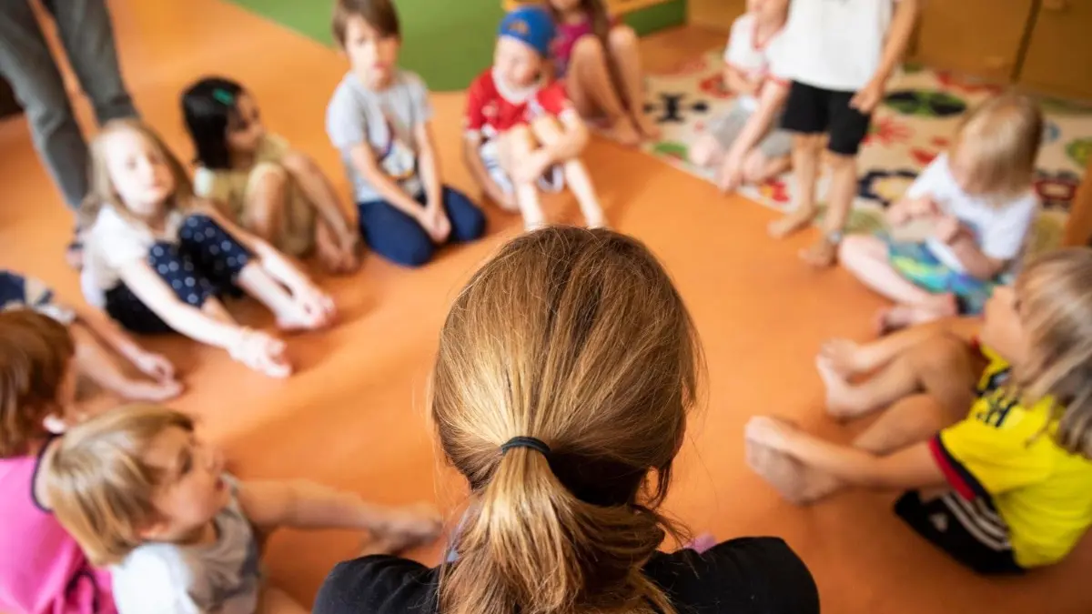 Erzieherin sitzt mit Kindern im Kindergarten im Kreis auf dem Boden, Köln, Nordrhein-Westfalen, Deutschland, Europa *** Educator sits with children in the kindergarten in a circle on the floor, Cologne, North Rhine-Westphalia, Germany, Europe Copyright: imageBROKER/JanxTepass ibxjte05109368.jpg Bitte beachten Sie die gesetzlichen Bestimmungen des deutschen Urheberrechtes hinsichtlich der Namensnennung des Fotografen im direkten Umfeld der Veröffentlichung!
Erzieherin sitzt mit Kindern im Kindergarten im Kreis auf dem Boden, Köln, Nordrhein-Westfalen, Deutschland, Europa *** Educator sits with children in the kindergarten in a circle on the floor, Cologne, North Rhine-Westphalia, Germany, Europe Copyright: imageBROKER/JanxTepass ibxjte05109368.jpg Bitte beachten Sie die gesetzlichen Bestimmungen des deutschen Urheberrechtes hinsichtlich der Namensnennung des Fotografen im direkten Umfeld der Veröffentlichung!