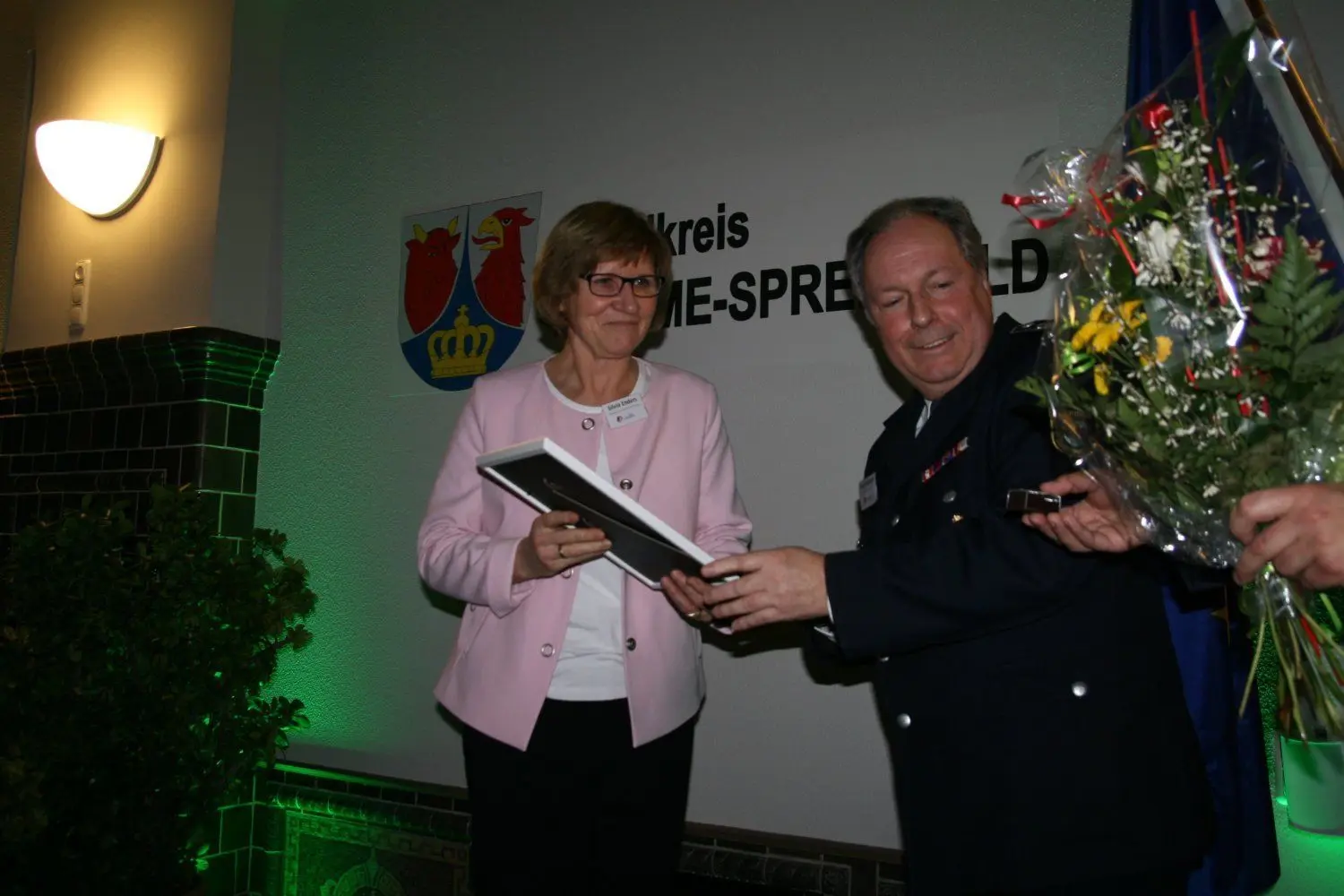 Silvia Enders, Ordnungsamtsleiterin im Kreis Dahme-Spreewald, erhält als Erste das goldene Ehrenzeichen des Kreisfeuerwehrverbandes LDS aus den Händen des Vorsitzenden Peter Rublack.