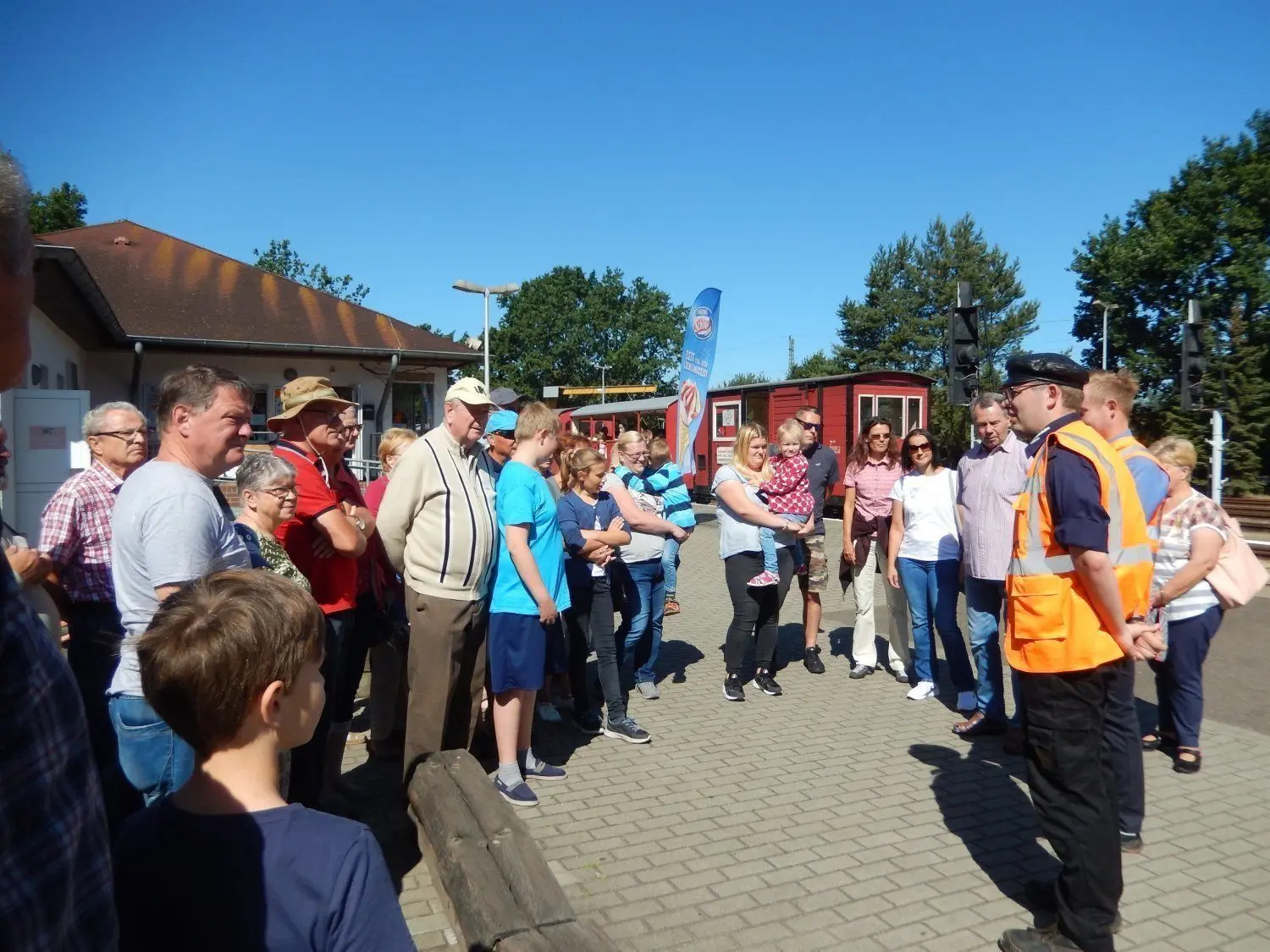 Zur RUNDSCHAU-Sommertour bei der Cottbuser Parkeisenbahn begrüßt Bahnhofsleiter und Lokführer Bennedict Fischer (3.v.r.) die Teilnehmer am Bahnhof Sandow. ⇥