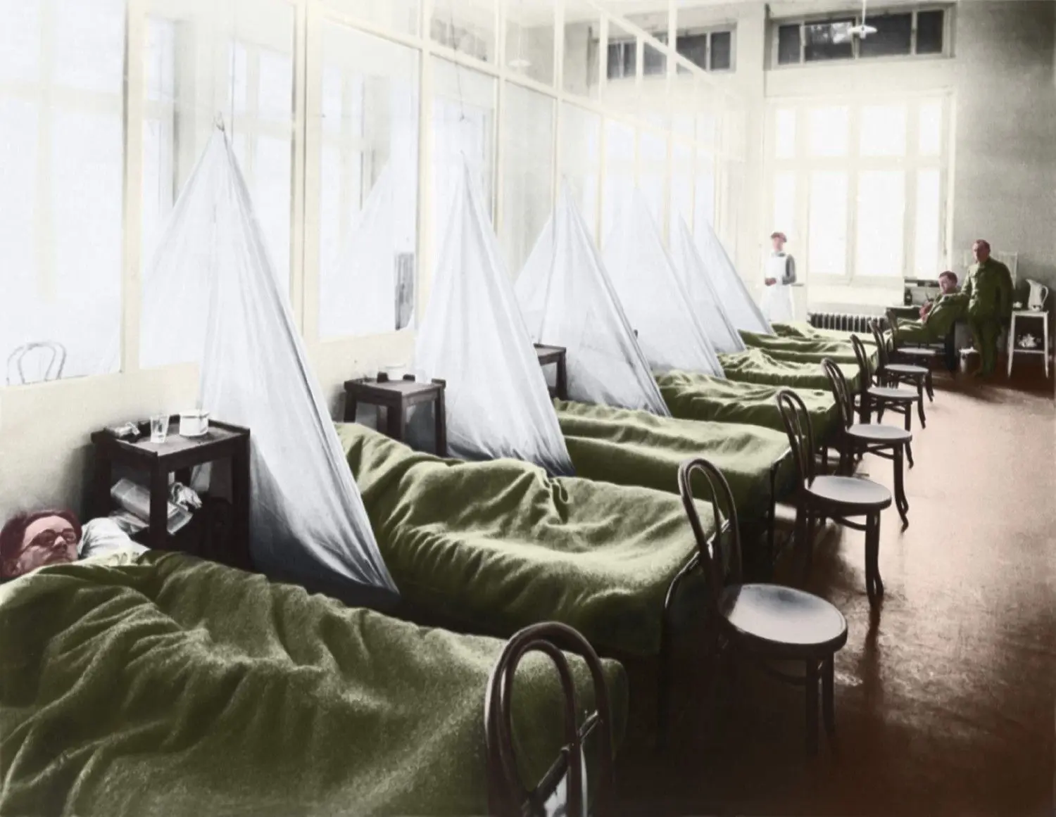 Eine Grippestation am US-Army-Camp Hospital in Aix-les-Bains Frankreich während der Spanischen-Grippe-Epidemie von 1918-19. Auch in Cottbus herrschten 1918 Typhus- und Grippeepidemien, weshalb auf dem Gelände des Krankenhauses zwei Isolierbaracken errichtet wurden.