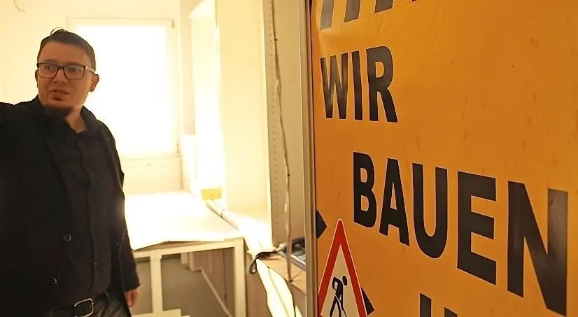 Geschäftsführer Sascha Melcher zeigt den Raum, in dem künftig ein Werkstatt-Laden entstehen soll.⇥