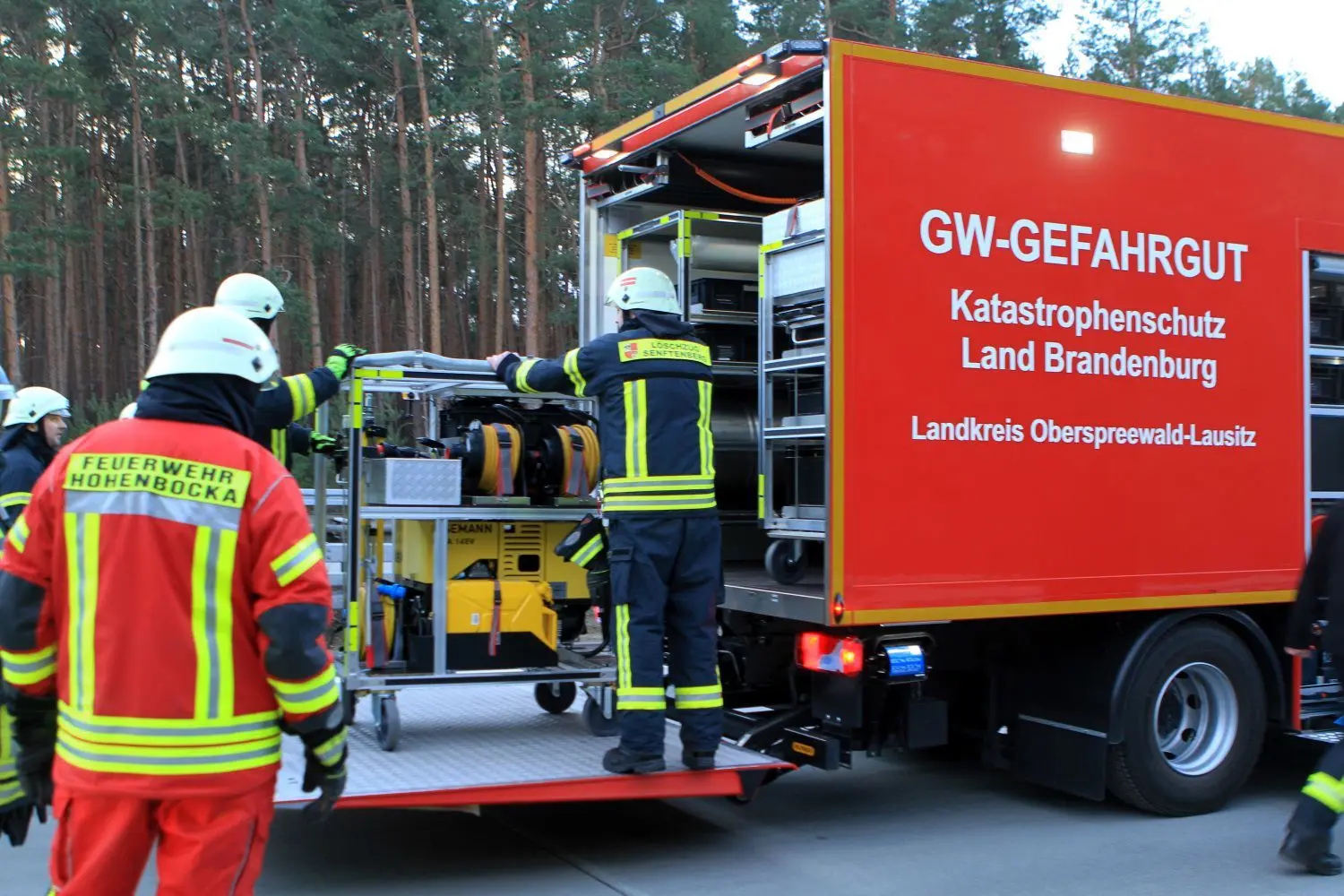 Gegen 1.30 Uhr war  am Samstag ein Gefahrgut-Transporter auf der A 13  kurz vor der Anschlussstelle Ortrand in die Leitplanke gefahren. Da die Gefahr des Auslaufens von Phosphorsäure bestand, wurde auch die Gefahrstoff-Einheit des OSL-Kreises alarmiert.