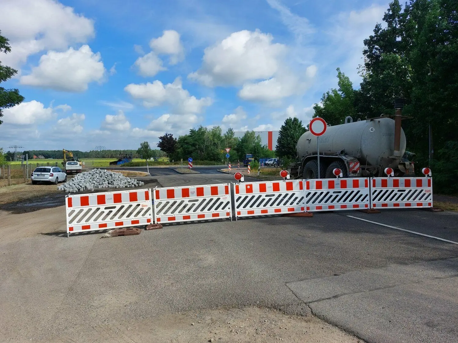 Der gesperrte Kreisel zwischen Groß Klessow und Lübbenau. Dort wird momentan die Straße saniert. Liegen die Baumaßnahmen im Plan?