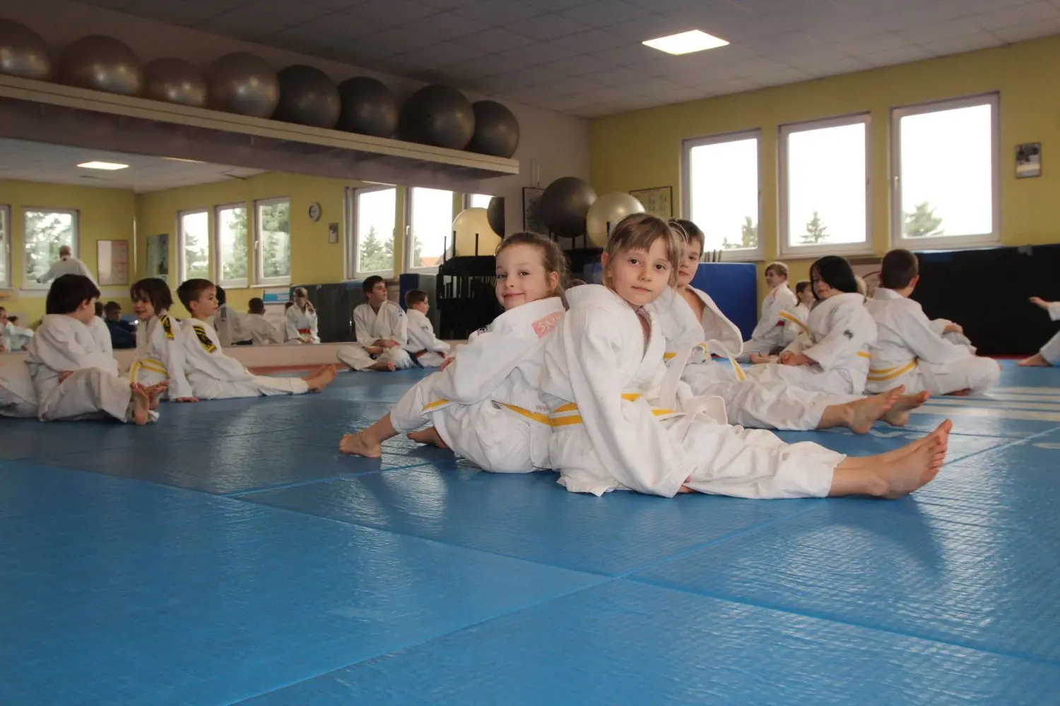 Frieda (r.) und Lilly sitzen im Training Rücken an Rücken, bevor sie den Kampf beginnen.