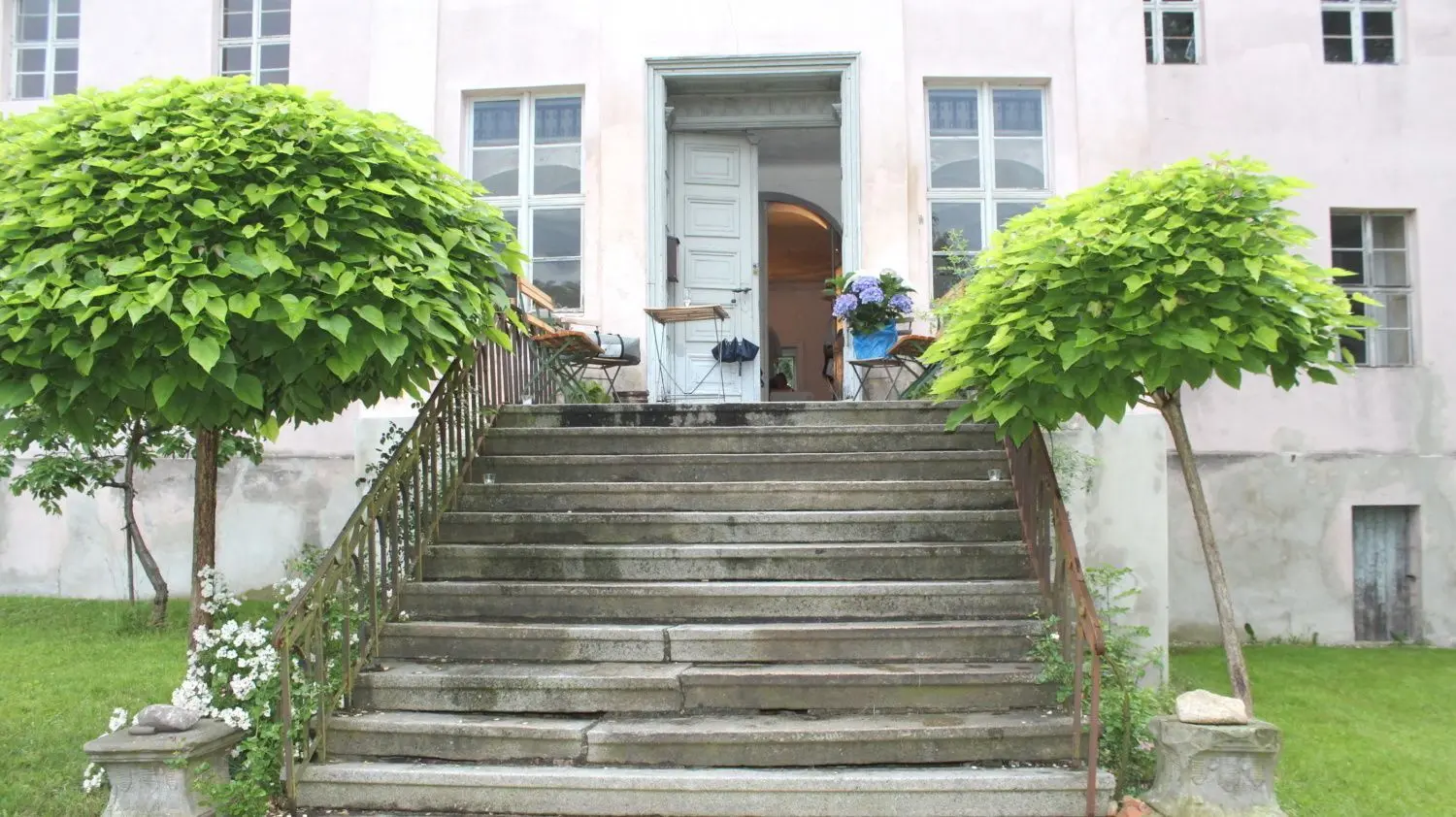 Zu Füßen der Freitreppe: die Sockel der beiden verschwundenen Puttengruppen am Schloss Groß Schacksdorf.