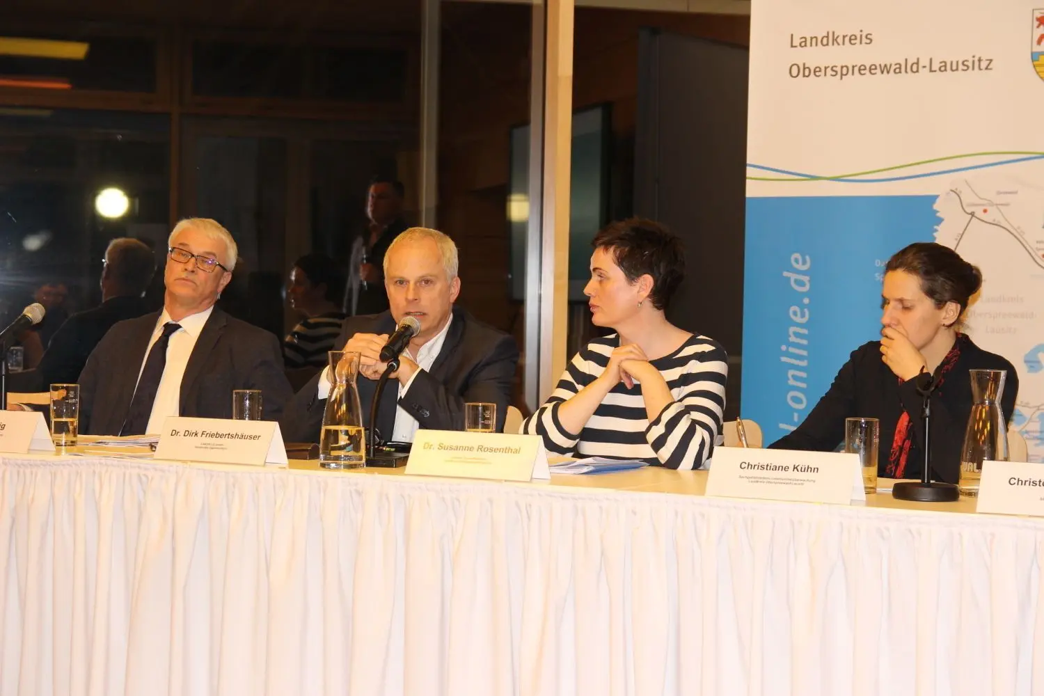 Gaben Auskunft zum belasteten Grundwasser in Schwarzheide (v.l.n.r.): Bernd König (Wasserbehörde OSL), Dr. Dirk Friebertshäuser (Büro Landplus), Dr. Susanne Rosenthal (Gesundheitsamt OSL) und Christiane Kühn (Lebensmittelüberwachung OSL).