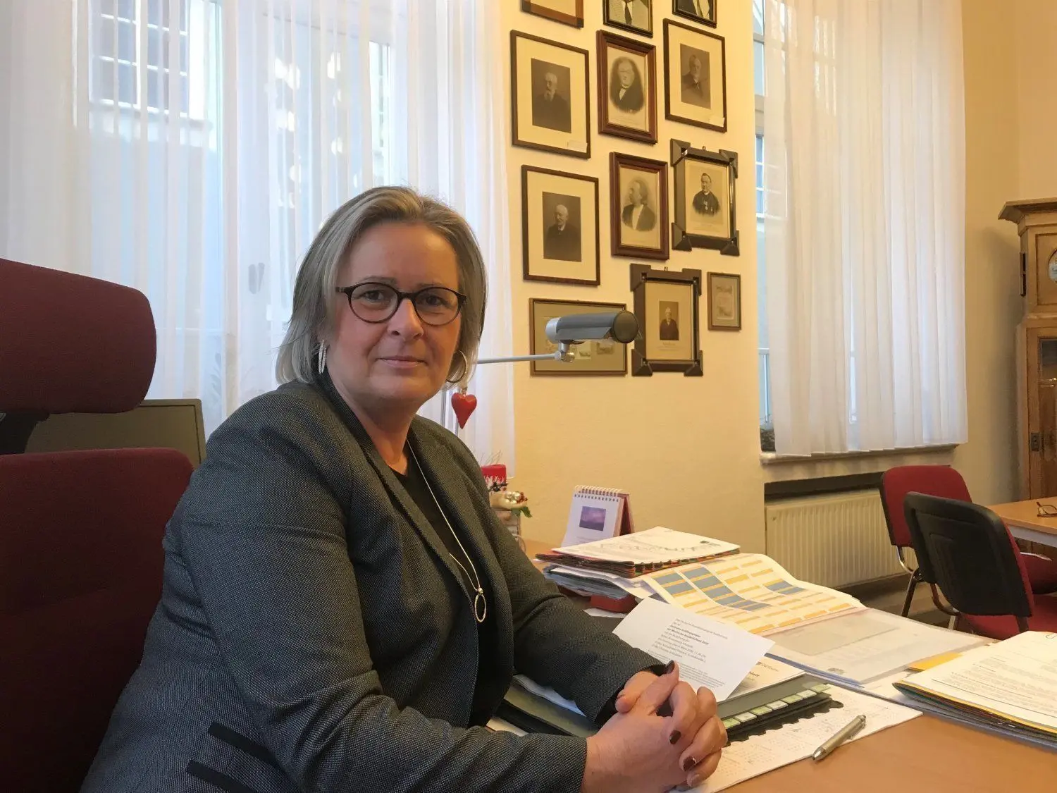 Marion Prange (parteilos) ist ehrenamtliche Bürgermeisterin der kleinen Stadt. Sie ist zugleich Geschäftsführerin der kommunalen Gesellschaften.