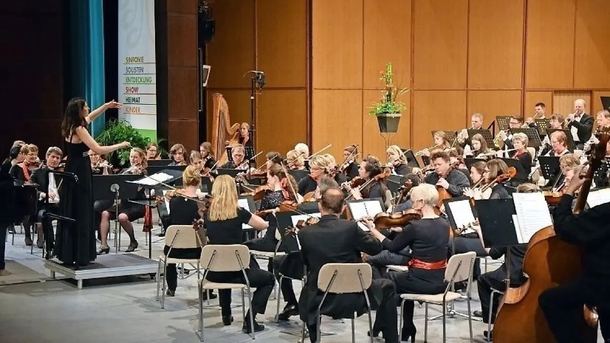 Das Sinfonische Orchester spielt unter Eva Meitner zum Abschluss der Musikfesttage 2019 in der Lausitzhalle.
Hoyerswerda: Das Sinfonische Orchester spielt unter Eva Meitner zum Abschluss der Musikfesttage 2019.