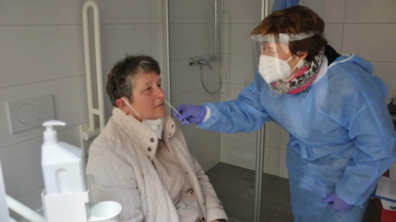Dr. Claudia Krauße, Inhaberin der Löwen-Apotheke in Bad Liebenwerda, testet Marion Rokitte mit dem Corona-Schnelltest.