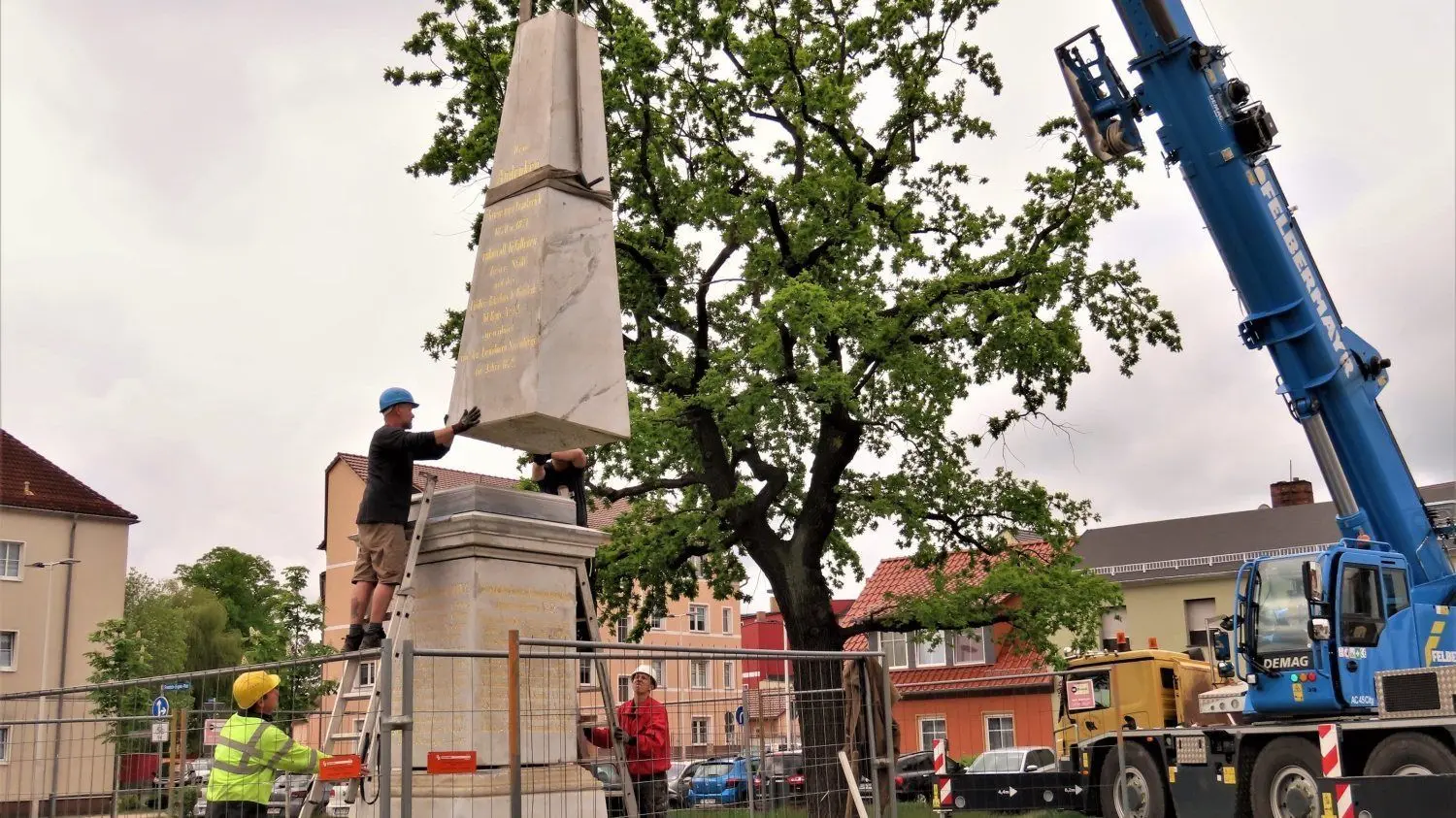 Am 19. Mai – fast 75 Jahre nach seinem Abriss – ist der Obelisk nach seiner Restaurierung in Groß Särchen wieder in Spremberg aufgestellt worden.