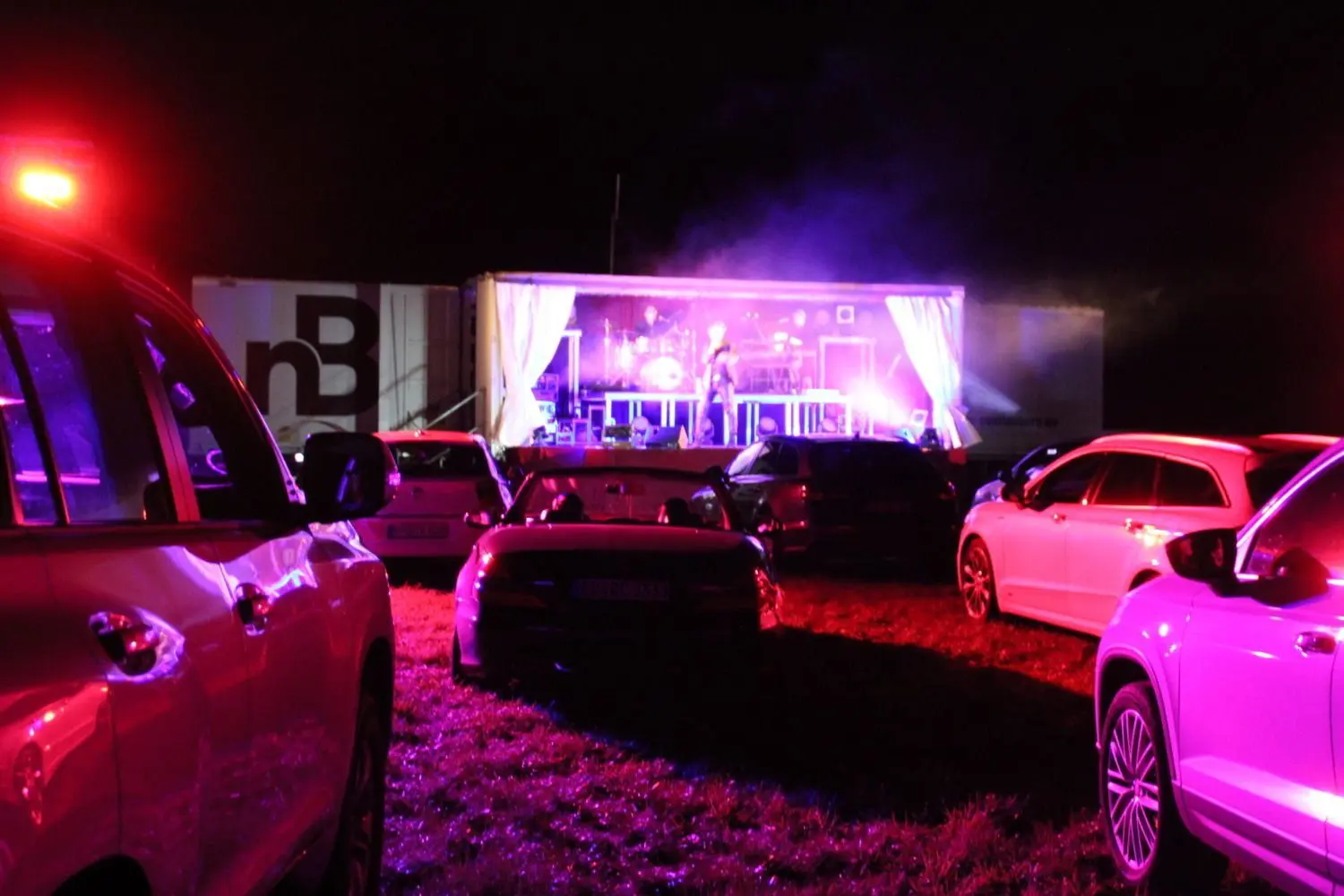 Auftritt vor parkenden Autos – auch für das Musikertrio aus Dresden war das eine ganz neue Erfahrung.