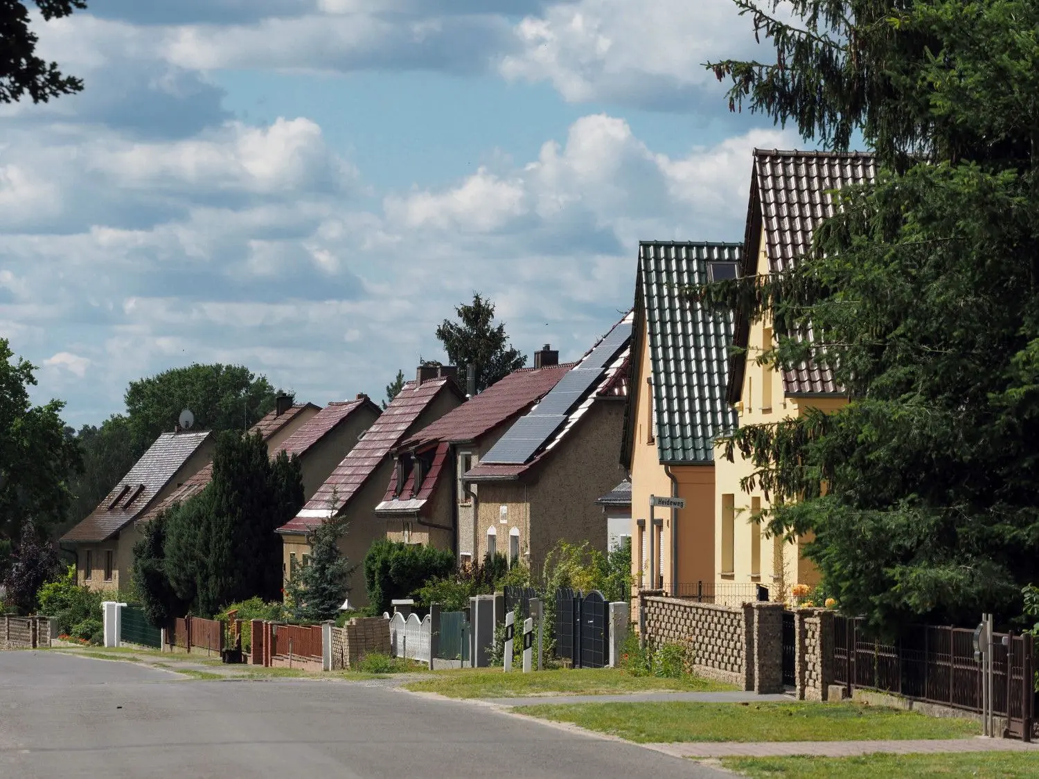 Eigenheime sind der Traum vieler. Aber nicht immer müssen sie aussehen wie diese in Bad Saarow. Der Streit um Einfamilienhäuser verweist auf eine wichtige Frage für die Lausitz: Wie sehen unsere Dörfer in Zukunft aus?