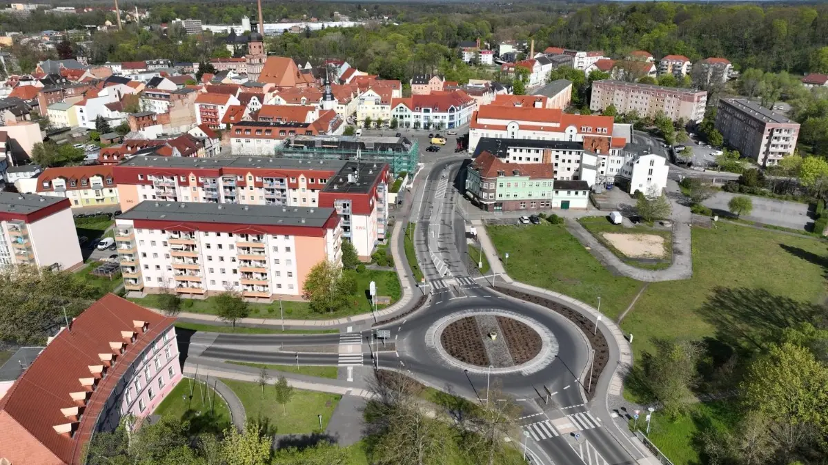 Luftaufnahme vom 30. April 2023Stadt SprembergKreisverkehr Schlossbezirk,
Luftaufnahme vom 30. April 2023
Stadt Spremberg
Kreisverkehr Schlossbezirk,