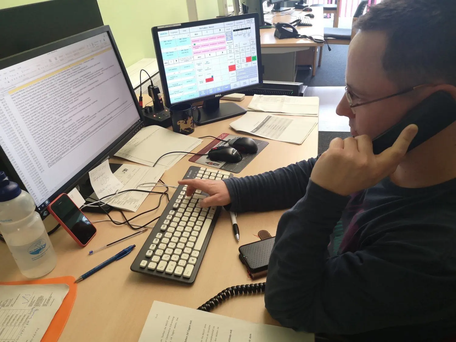 Toni Wilke sitzt am Wochenende am Corona-Telefon der Stadt Cottbus - doch eigentlich ist er Bauingenieur und arbeitet im Fachbereich Immobilien. Alle fünf Minuten rufen Brandenburger und Berliner bei ihm an, weil sie generelle und medizinische Fragen zum Coronavirus haben.