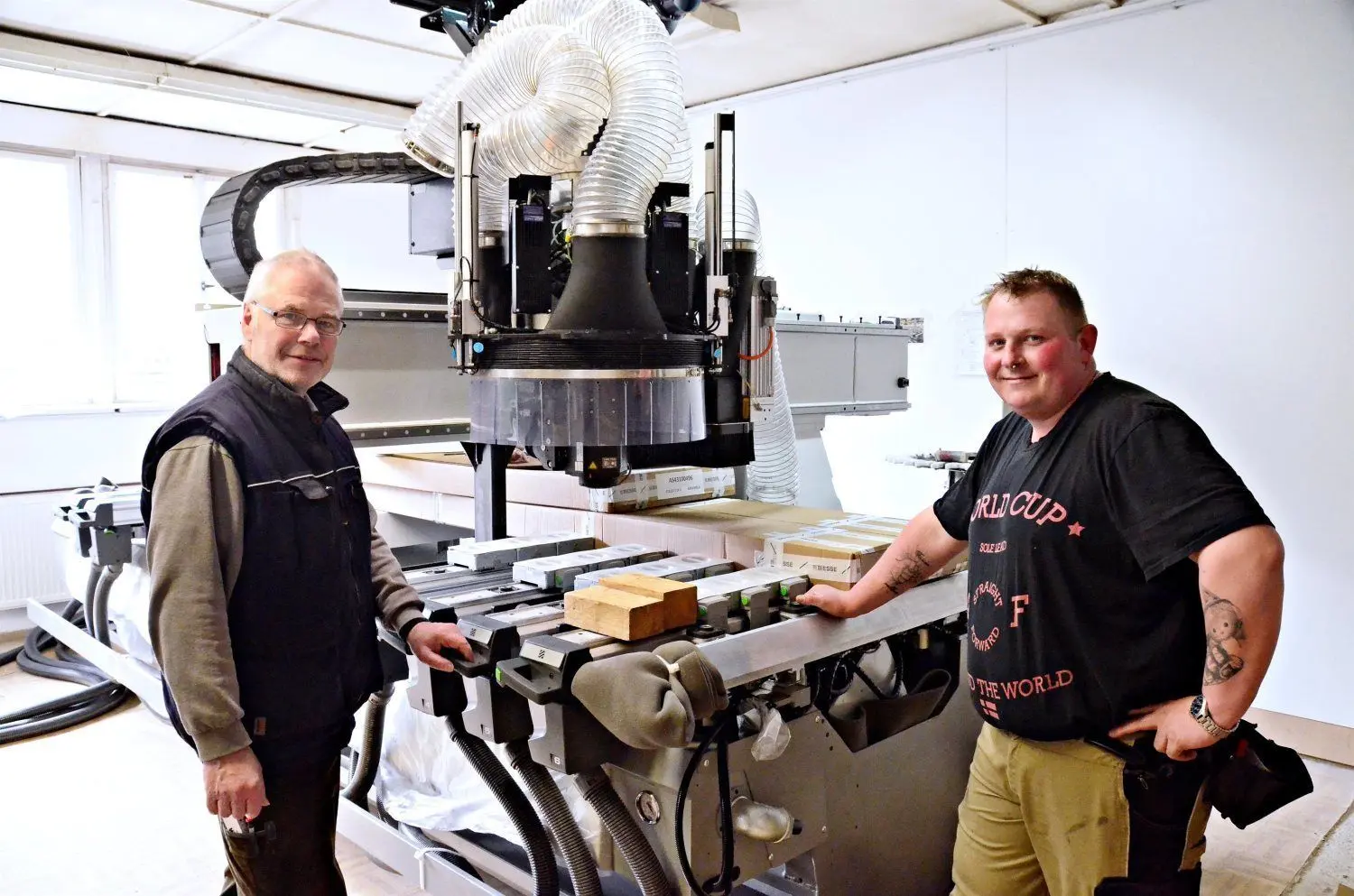 Am Dienstag, 13. April, wurde das neue hochmoderne Herzstück in die Firma S&G Innenausbau geliefert: ein CNC-Bearbeitungszentrum „Biesse“ – angeliefert aus Italien. Roland Scholz und Rudolf Stupacker freuen sich.