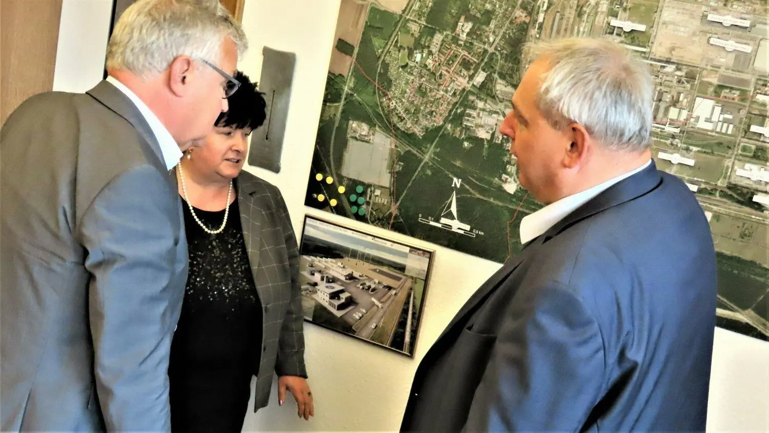 Der technische ASG-Geschäftsführer Roland Peine (r.) und die kaufmännische ASG-Geschäftsführererin Petra Axel im Spremberger Rathaus im Gespräch mit dem Lausitzbeauftragten Klaus Freytag.