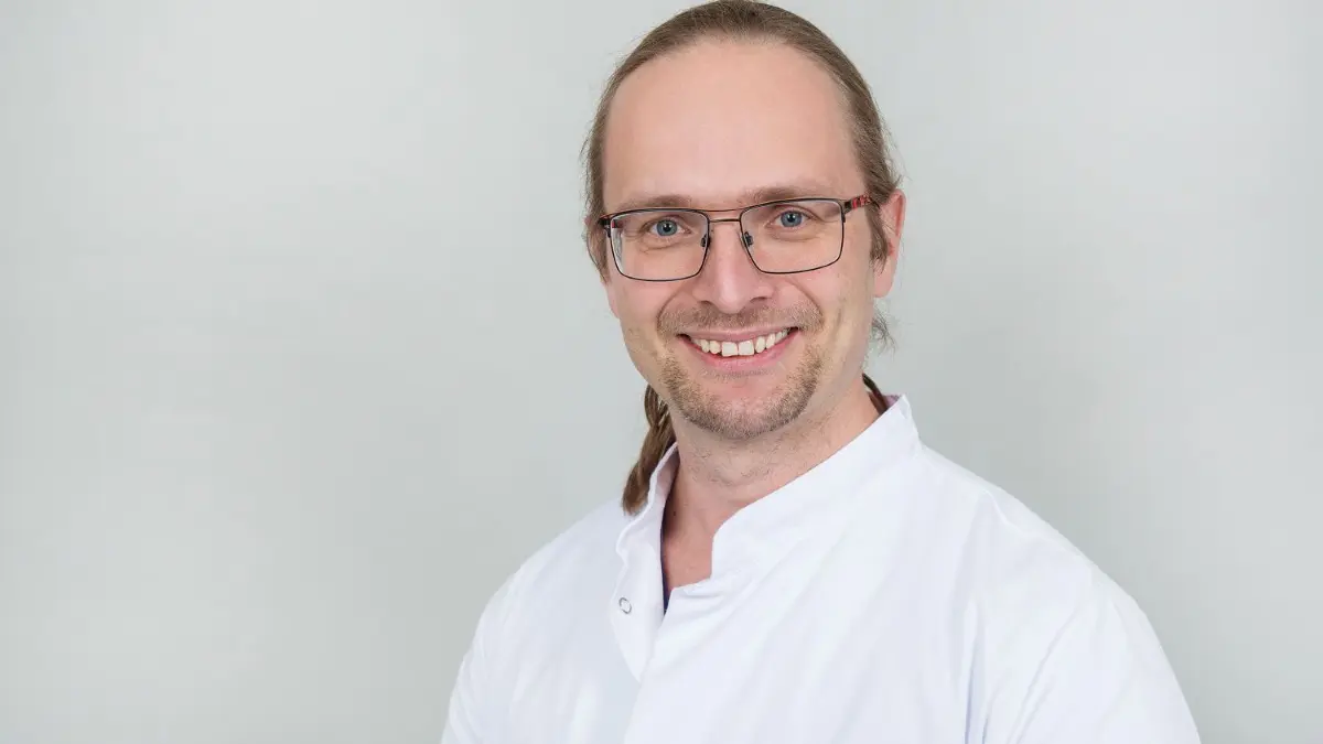 Lars Geerdts ist Facharzt für Kinder- und Jugendmedizin und Oberarzt in der Kinderklinik in Cottbus.
Lars Geerdts, Oberarzt der Kinderklinik im CTK, Facharzt für Kinder- und Jugendmedizin.