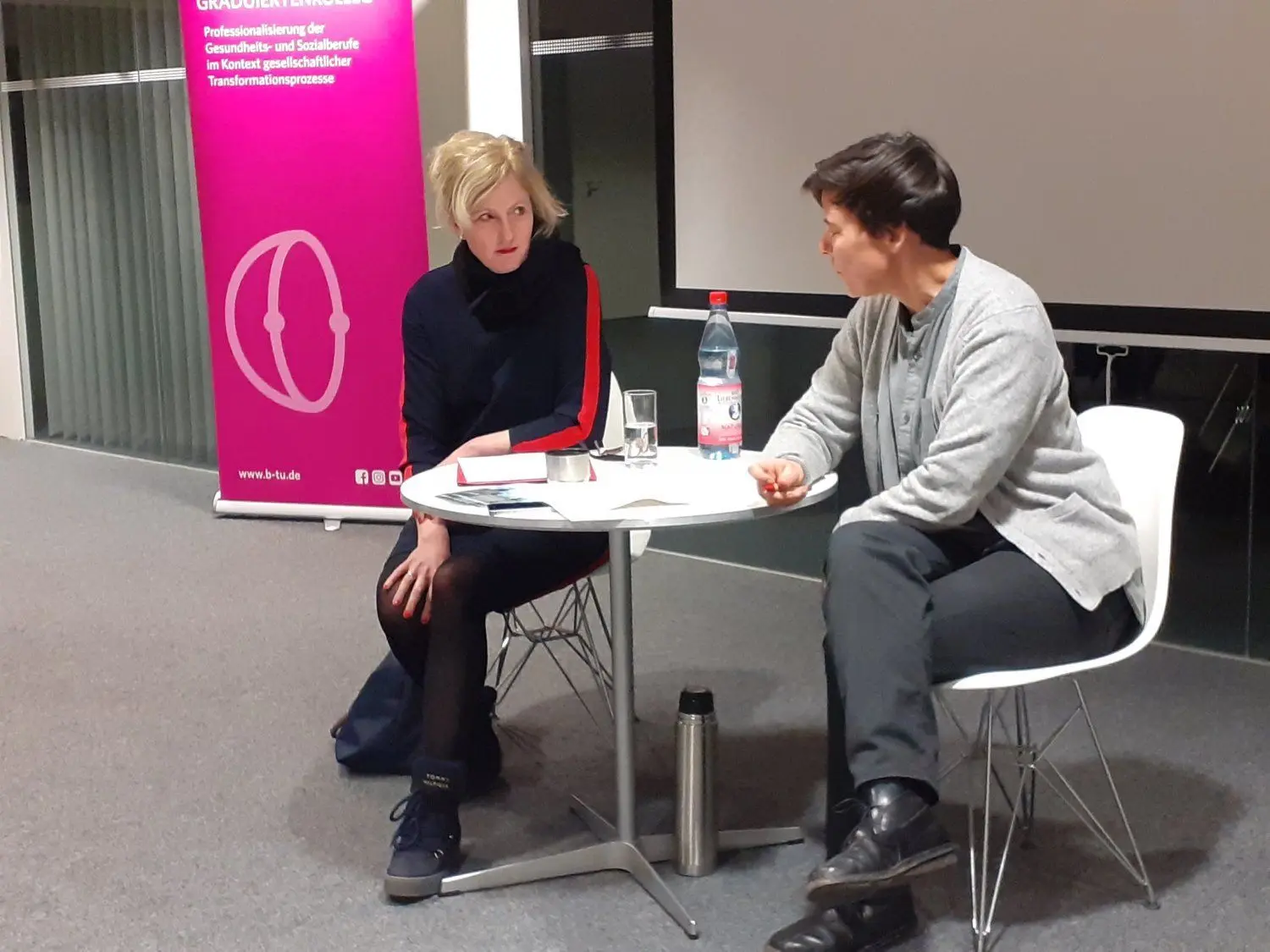 Filmemacherin Sabine Michel (l.) im Gespräch mit der Sozialwissenschaftlerin Heike Radvan.