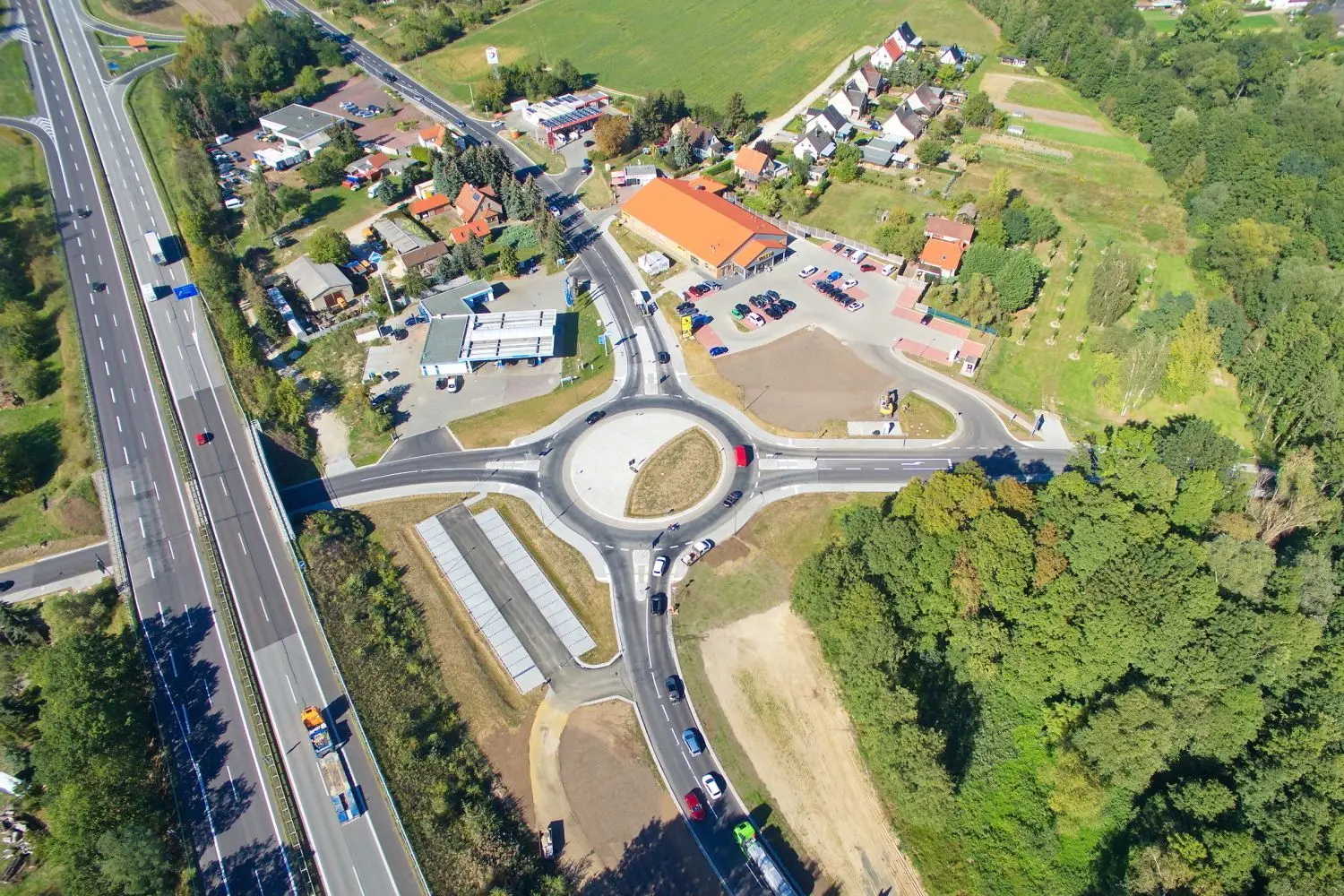 Der Vetschauer Kreisel war im September 2020 offiziell eingeweiht worden. Nicht mal ein Jahr später gibt es zahlreiche Beschädigungen.