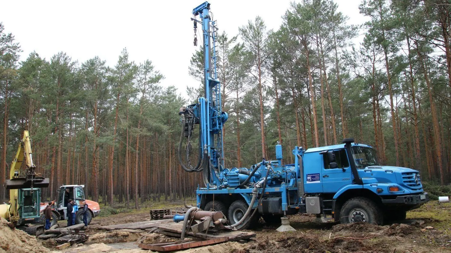 Im Wald zwischen Lübben und Neuendorf bohrt die Firma Nord Bohr und Brunnenbau insgesamt sechs Tiefbrunnen.