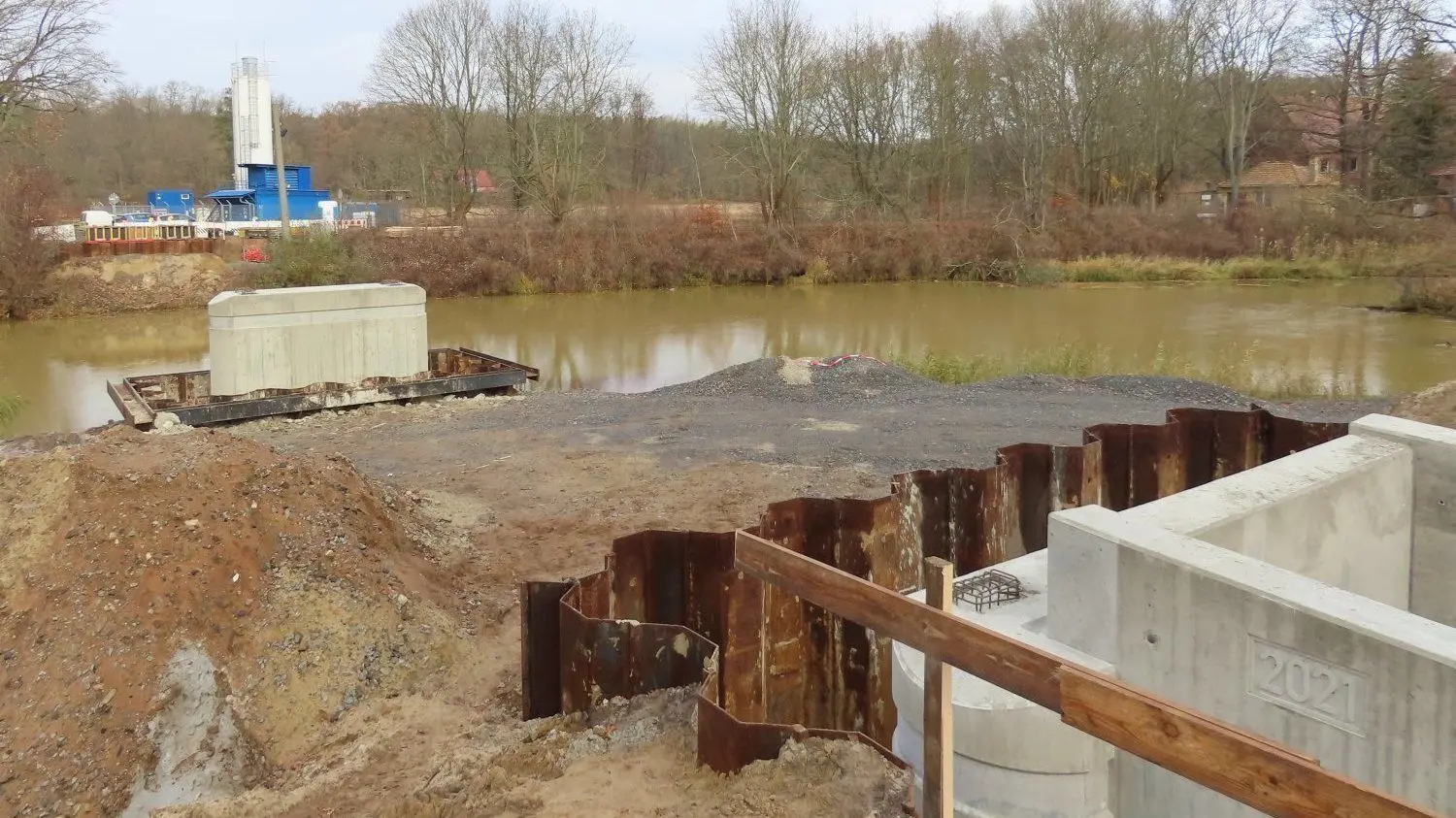 Die Zahl 2021 ist schon in den Beton des Fundaments der neuen Wilhelmsthaler Brücke gedrückt, aber darüber spazieren werden die Spremberger sobald nicht können.