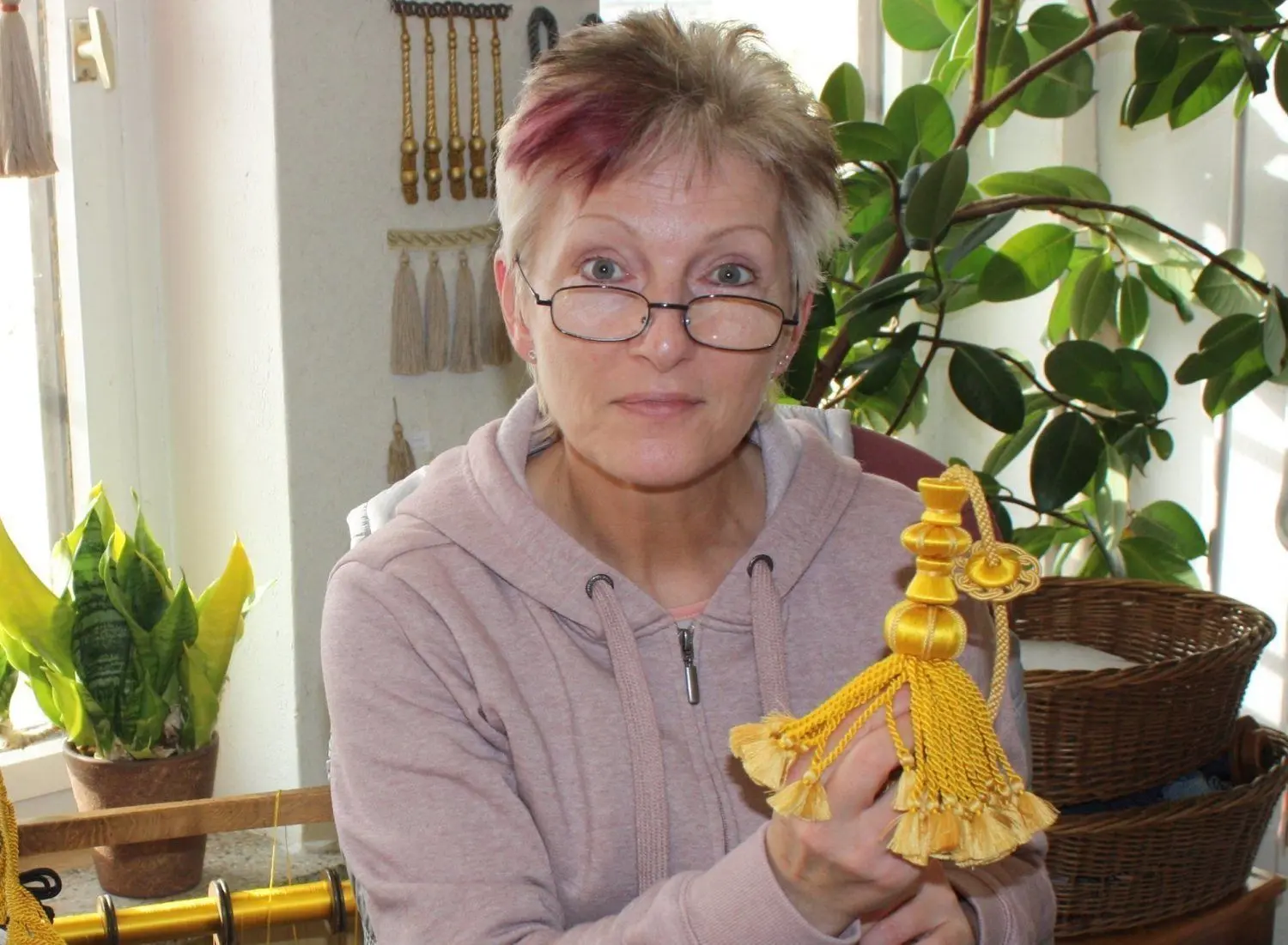 Marita Heidenreich (l.) stellt gerade die Musterquaste für den Dresdner Ballsaal her.