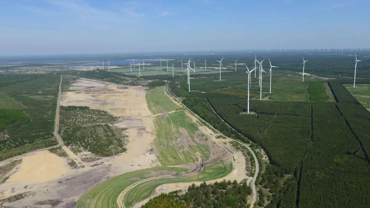 In der weitläufigen Bergbaufolgelandschaft des Tagebaus Klettwitz soll unweit von Kostebrau eine Ockerschlamm-Deponie entstehen.
Am Randschlauch bei Kostebrau ist es am Donnerstag zu einem Arbeitsunfall gekommen. Der Fahrer eines Lkw verletzte sich dabei leicht.